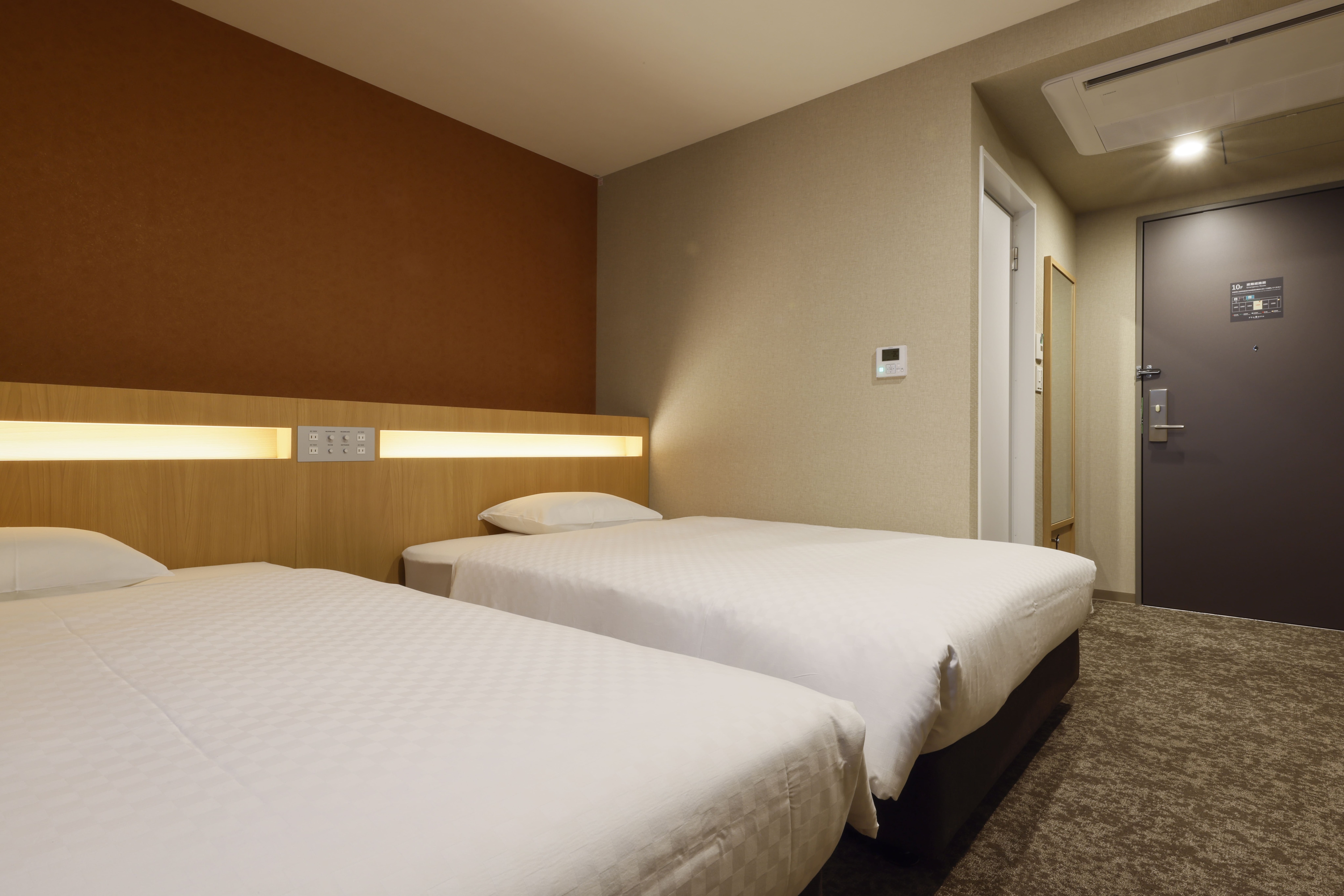 Semi-double twin room