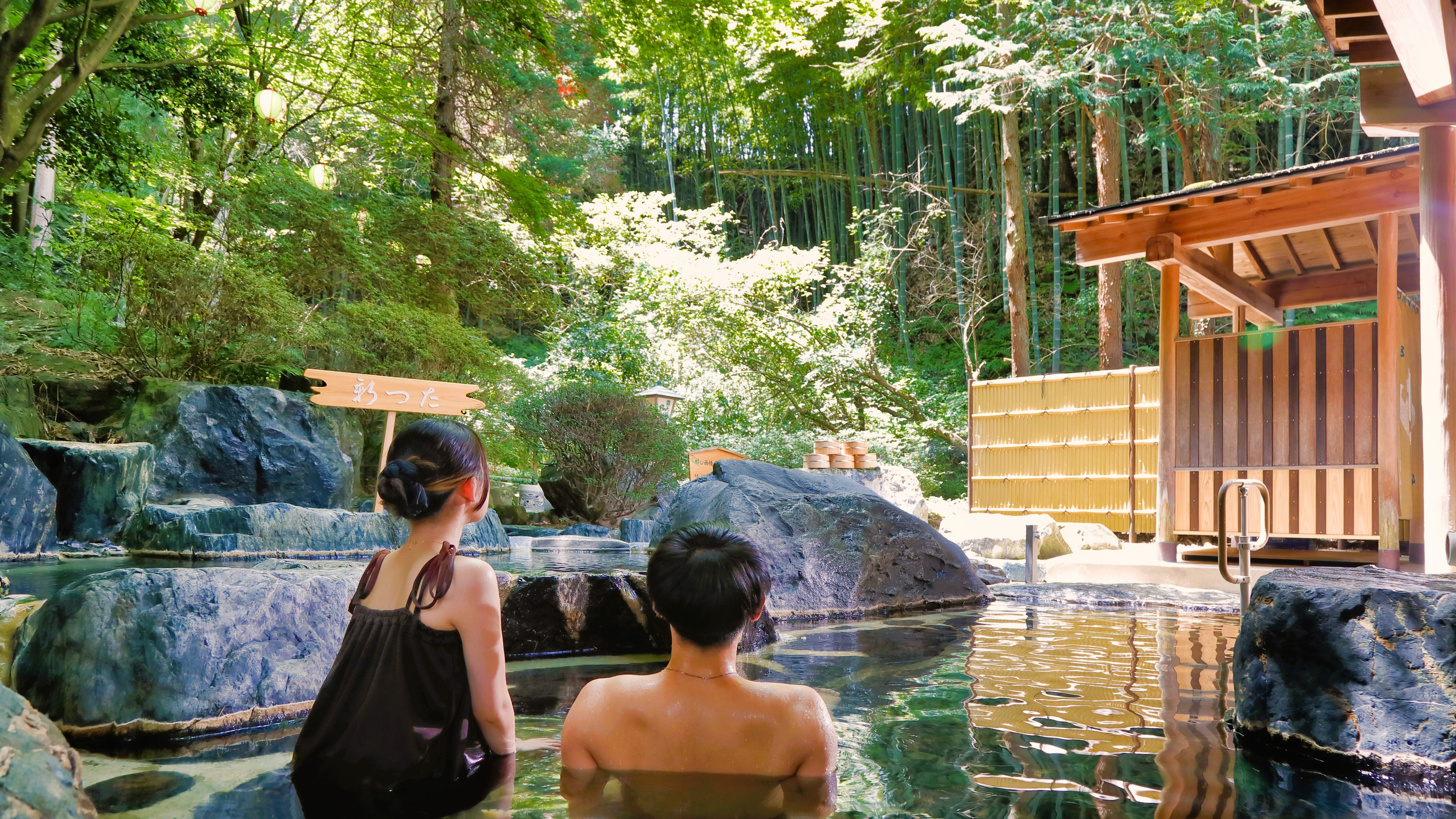 [Garden Open-Air Bath "Bamboo Forest"] A mixed-gender open-air bath surrounded by bamboo forests where bathing suits are required (women-only times available)