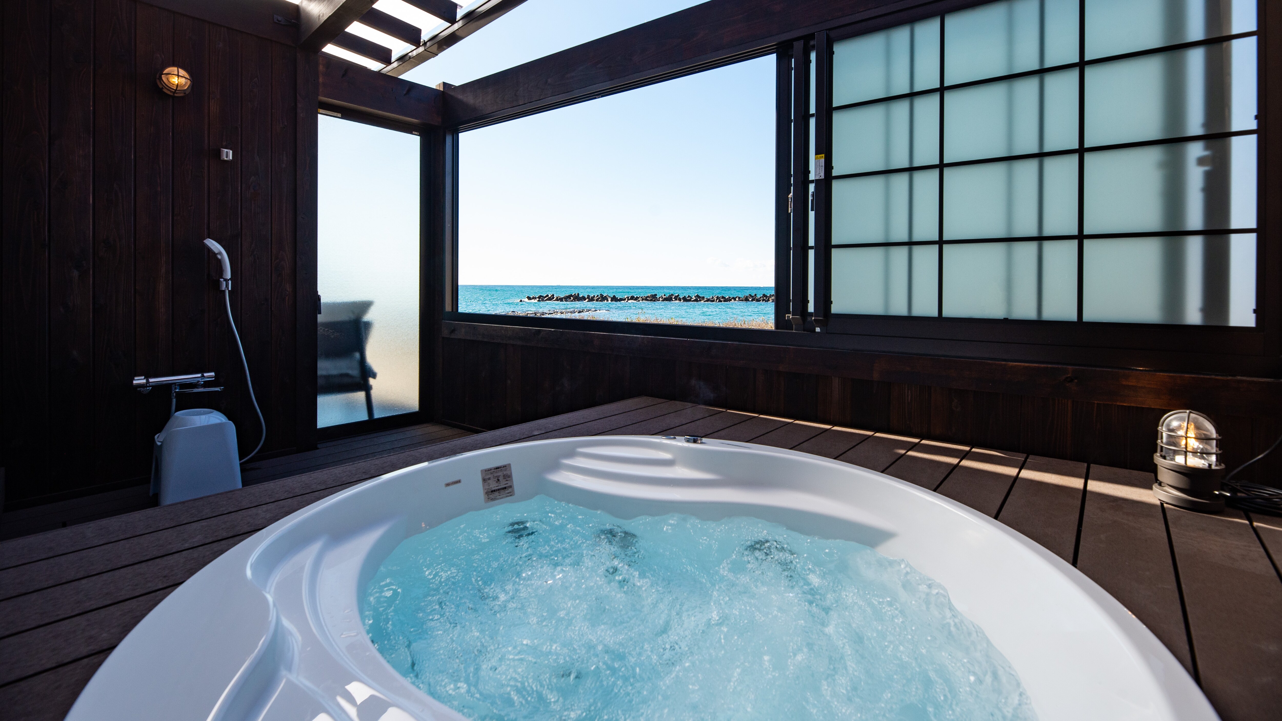 [1st floor] Open-air jacuzzi bath