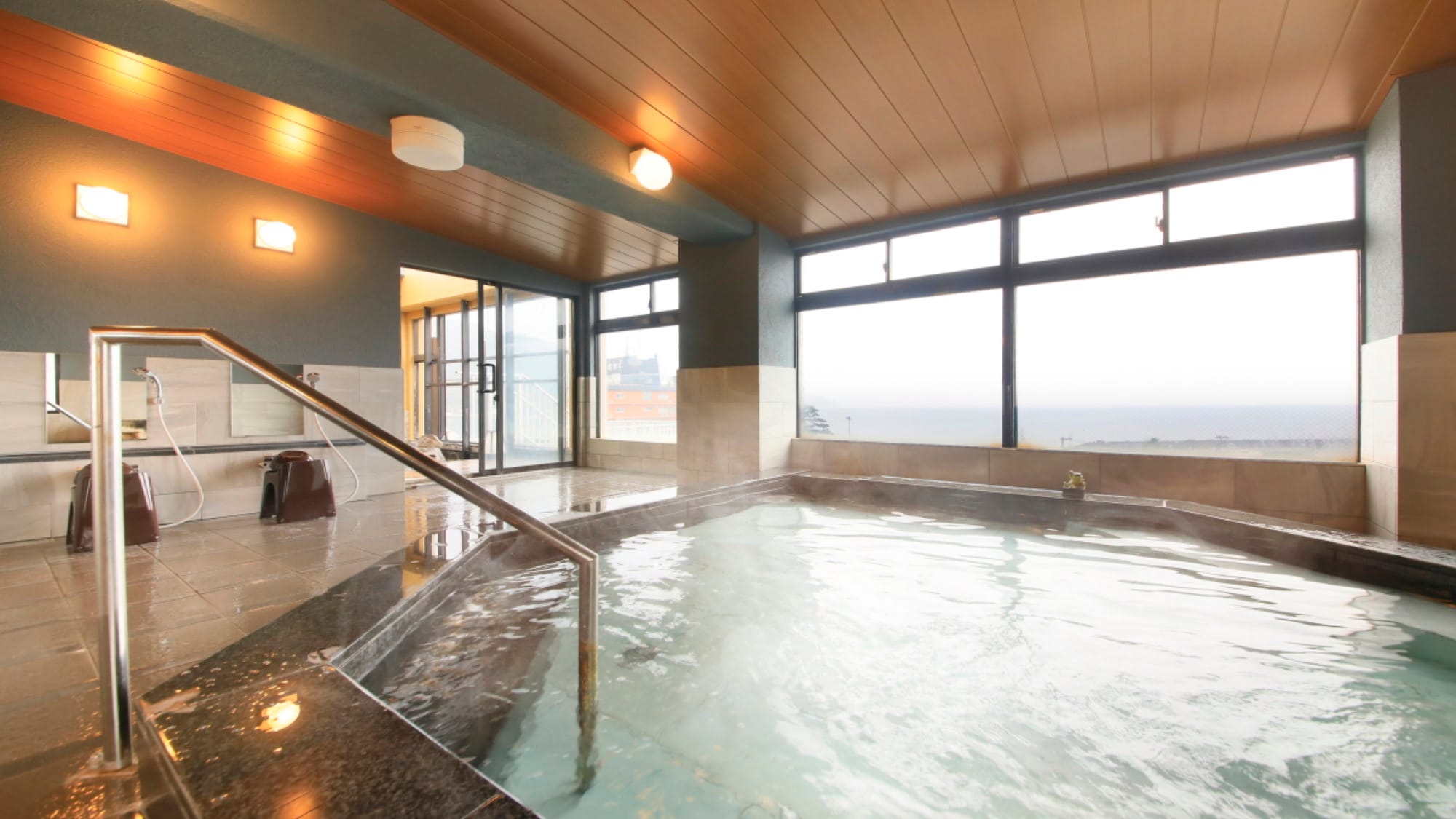 [Hot spring large bath] Panoramic view of Suruga Bay from the morning large bath (example)