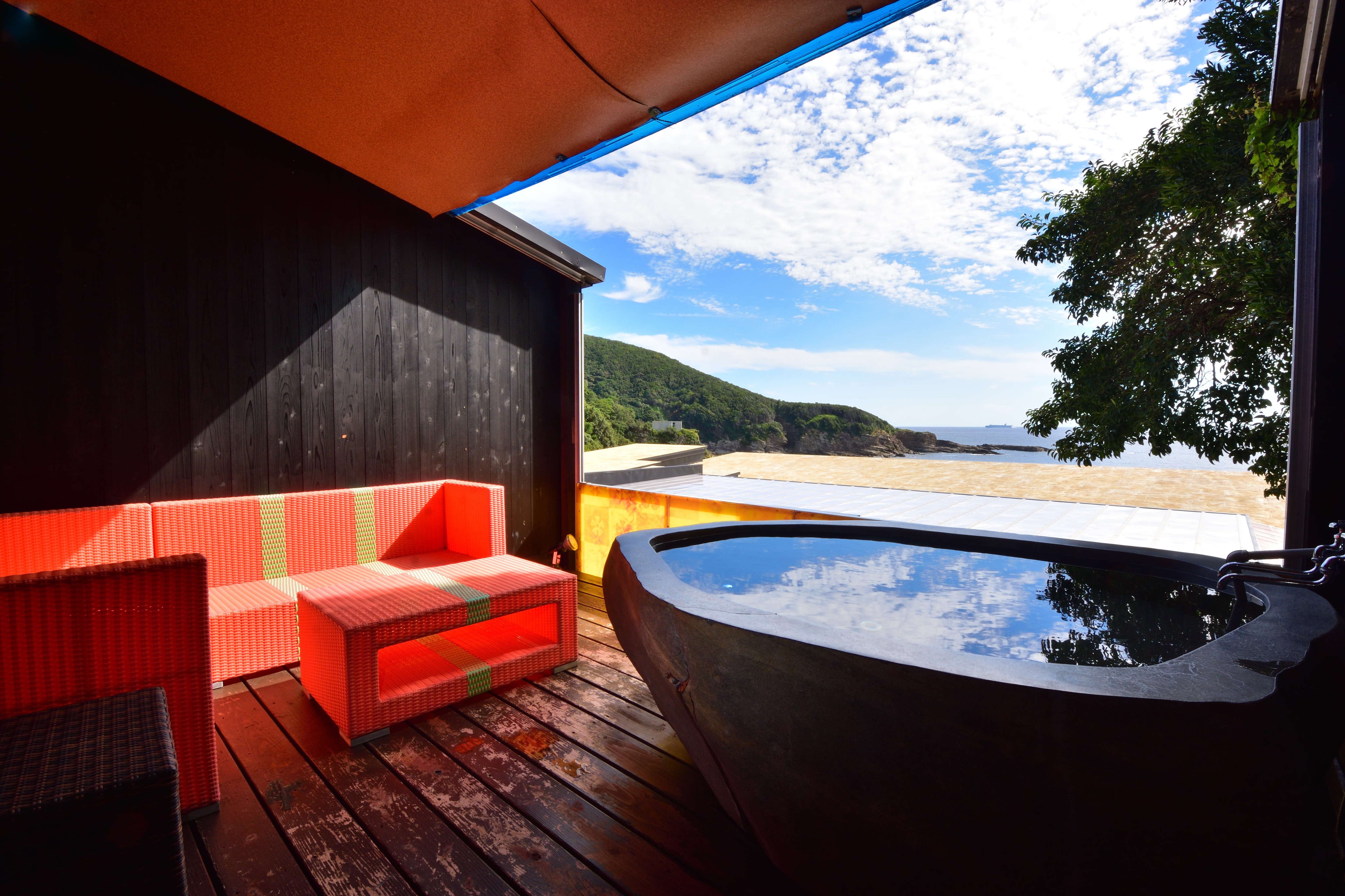 Ocean view | Japanese-Western style room corner / open-air bath
