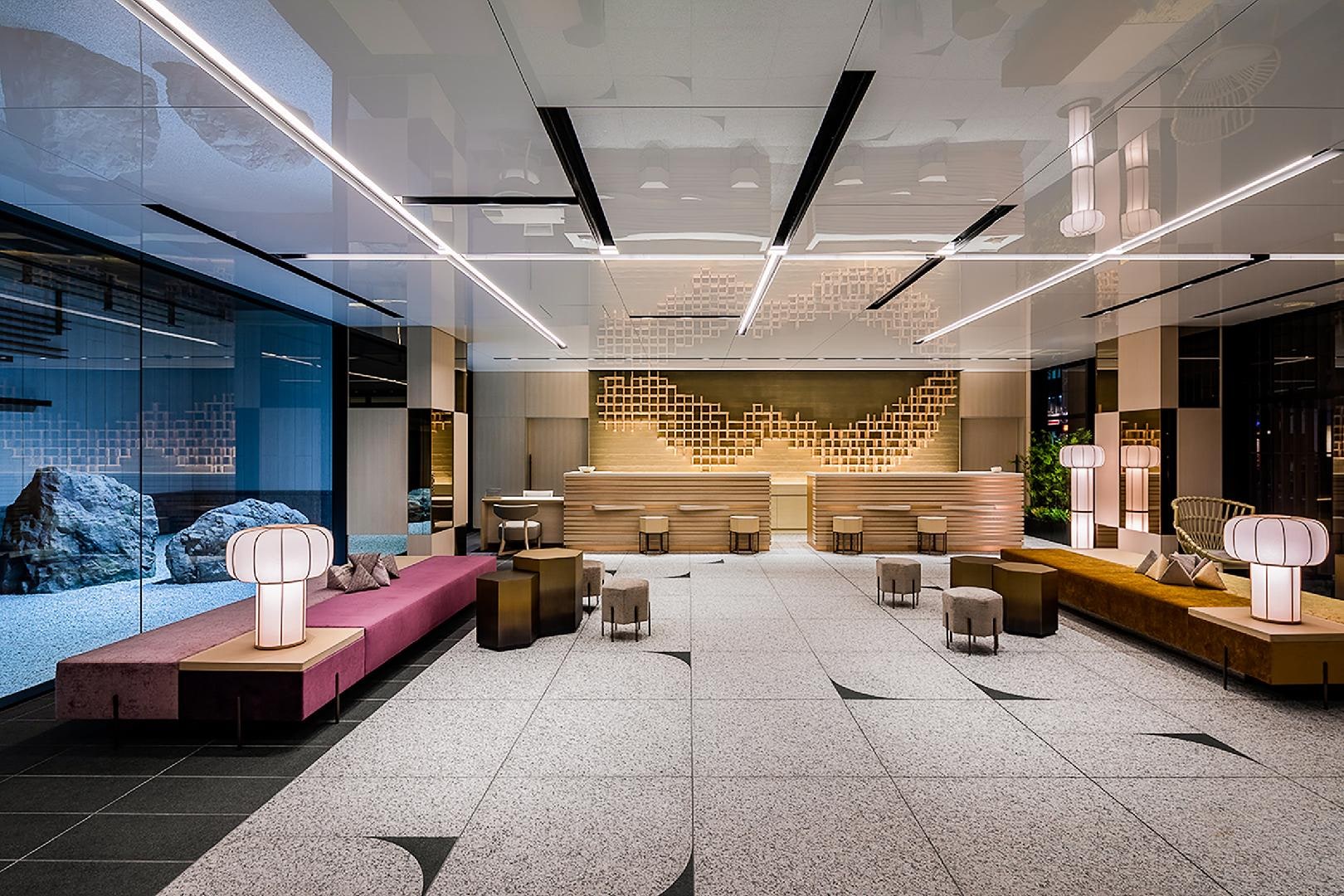 <Hotel Lobby> A stylish space where you can feel the harmony of Kyoto with traditional eaves and lattices and the image of a townhouse