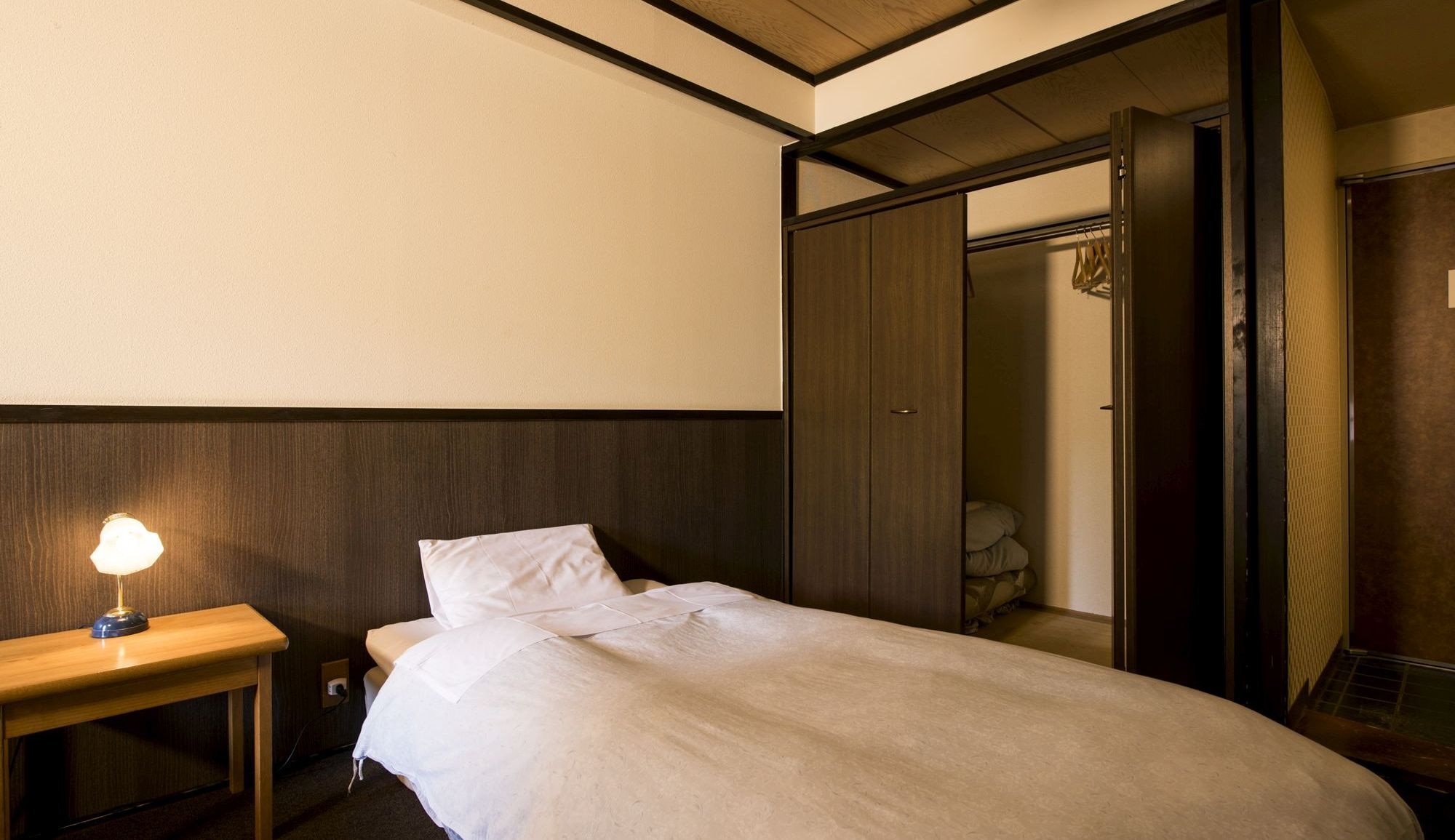 [Standard Western-style room] A comfortable bed where you can relax as soon as you arrive♪