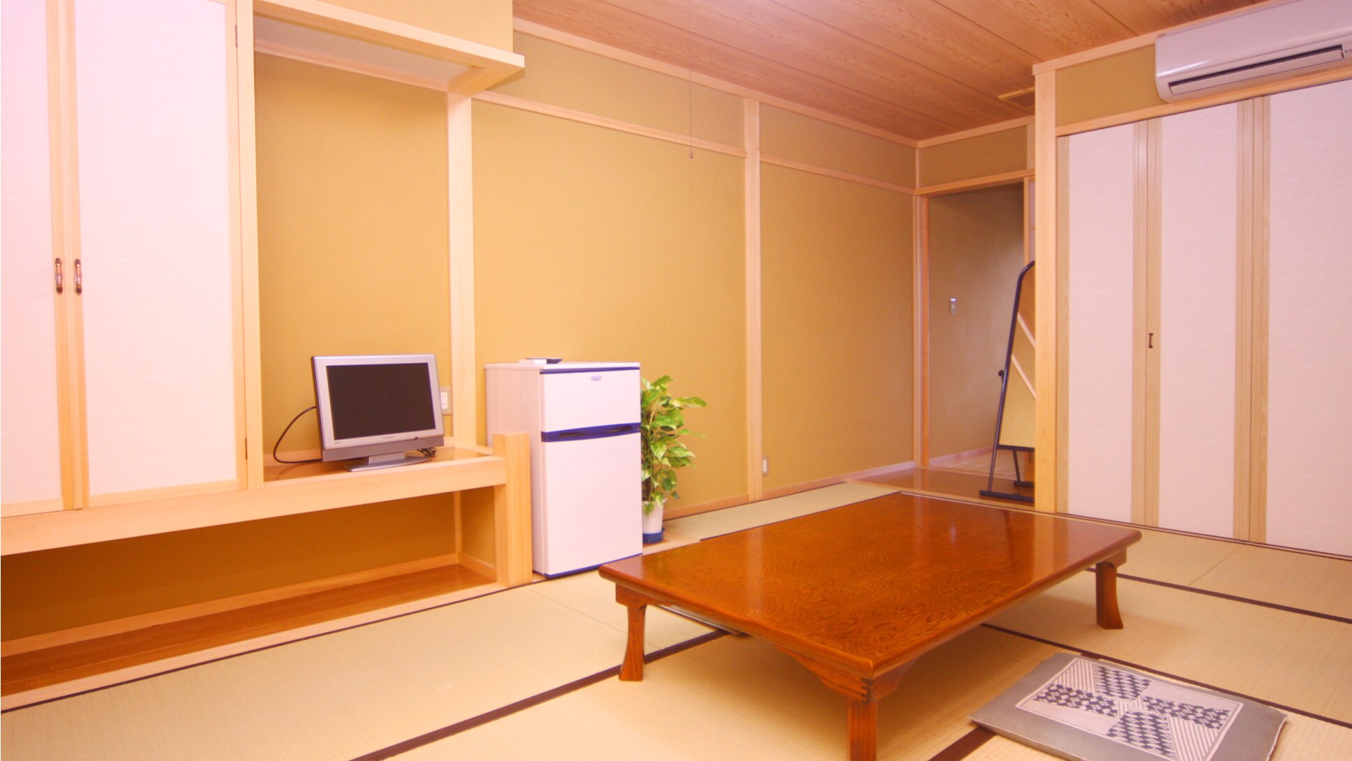 Seaport: Japanese-style room on the port side