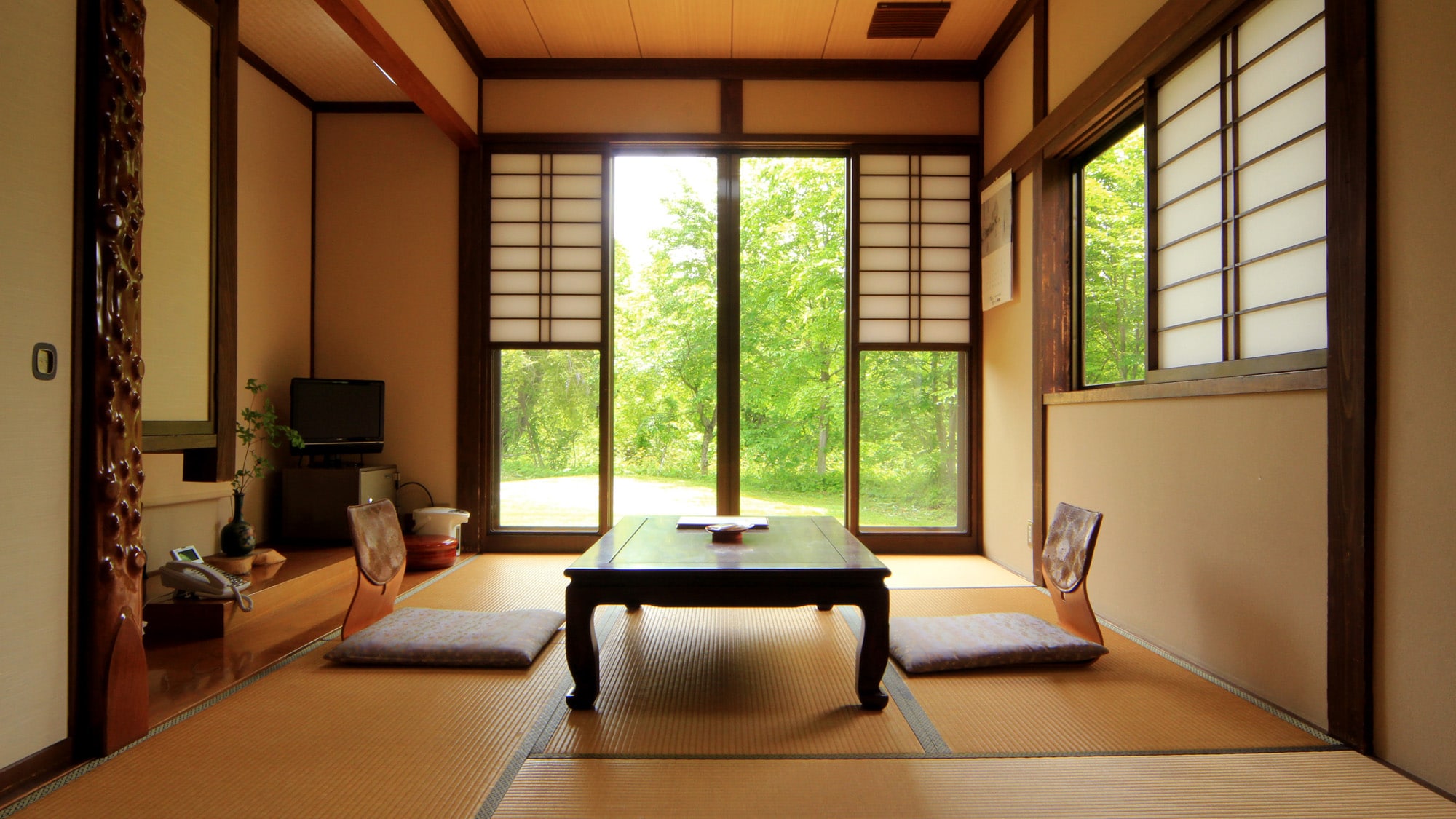 [Example of guest room: 8 tatami mats] The guest rooms are surrounded by our proud beech forest, and you can enjoy the changing of the seasons while being surrounded by nature.