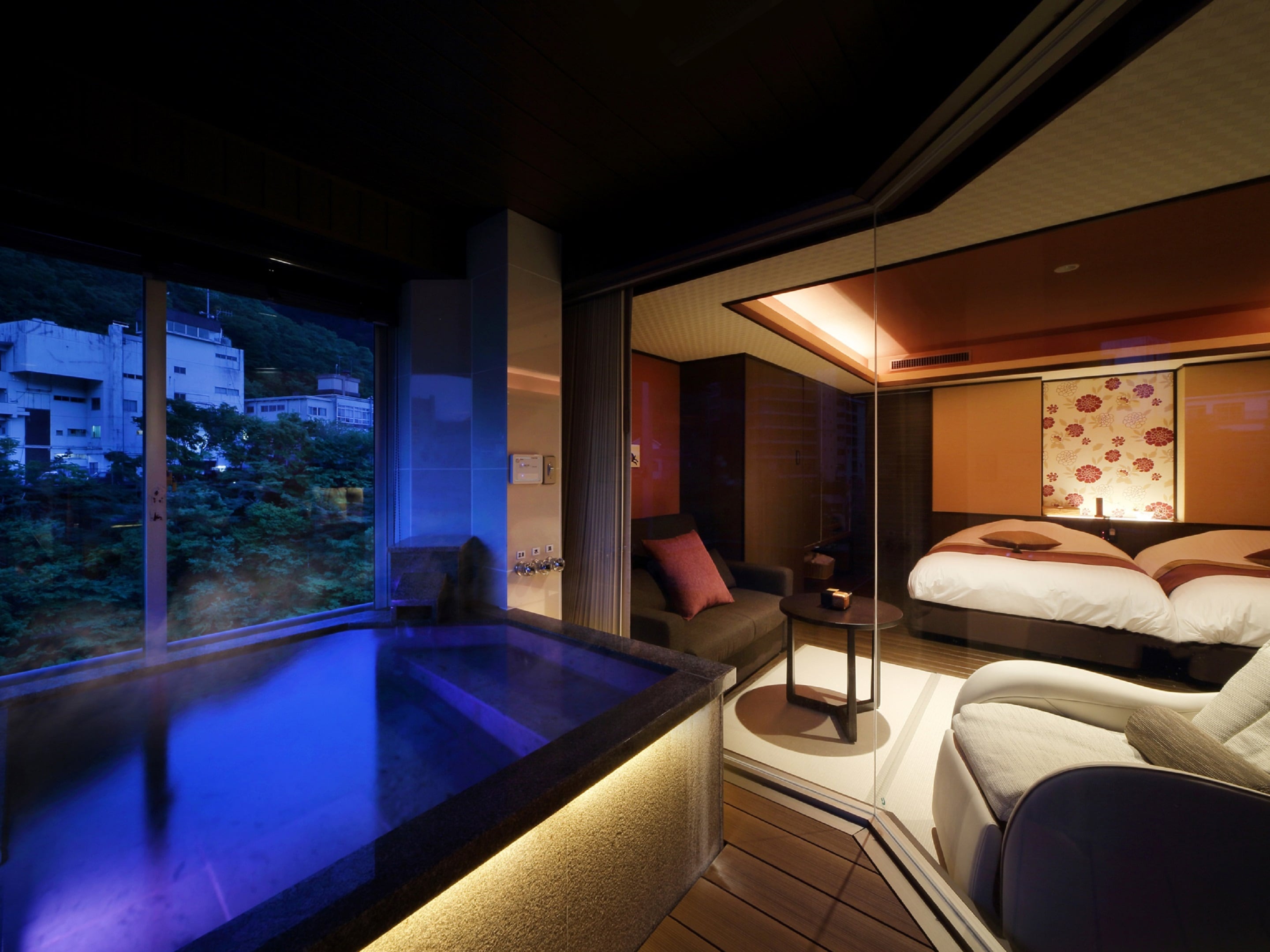 Jenis tempat tidur twin manis sudut dengan bathtub dengan pemandangan mengalir bebas dari sumber: Gambar kamar tamu