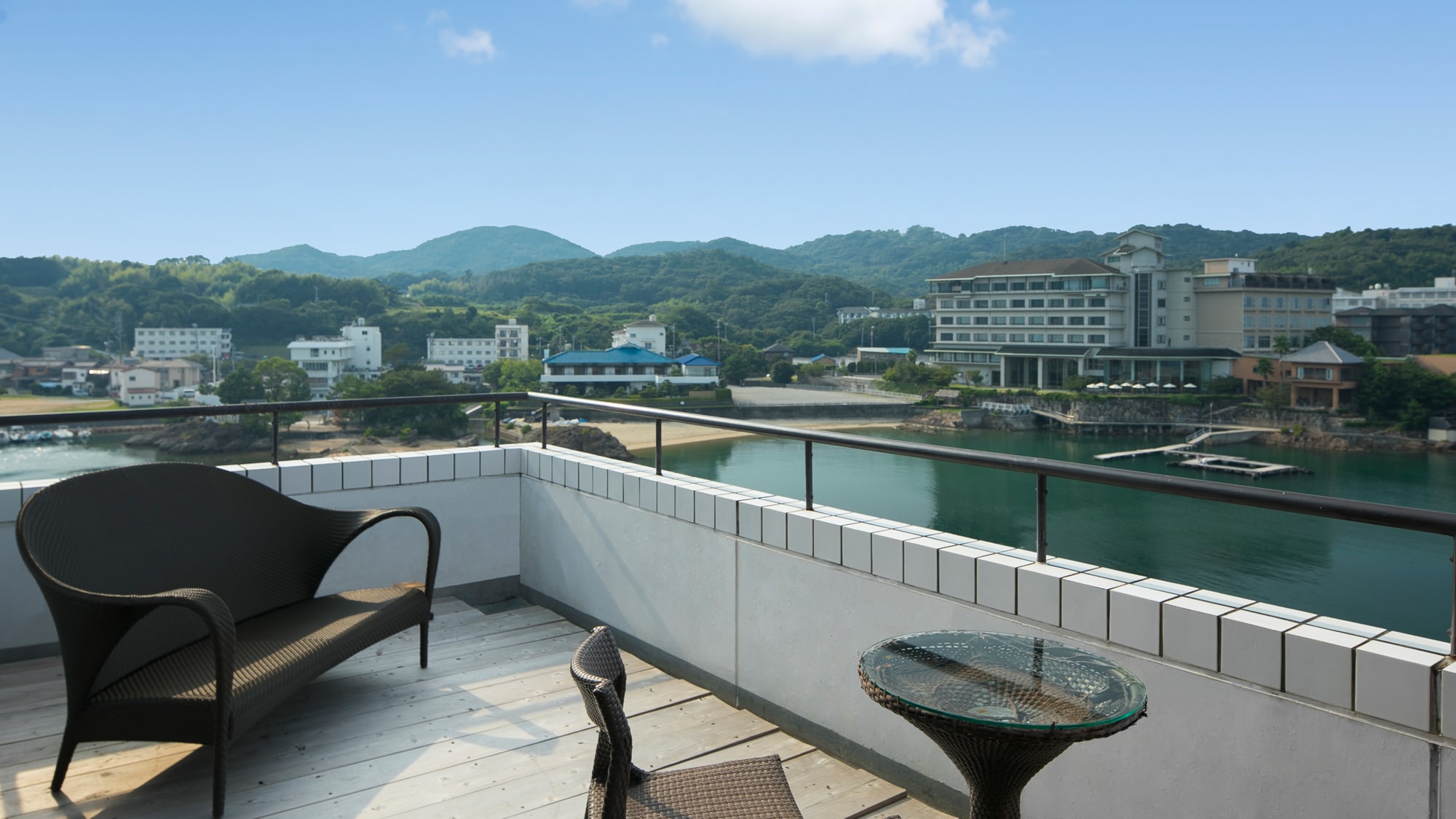 ≪Ocean Spa Terrace Room with Hot Spring Open-air Bath≫ Enjoy the view from the top floor of Shimahana.