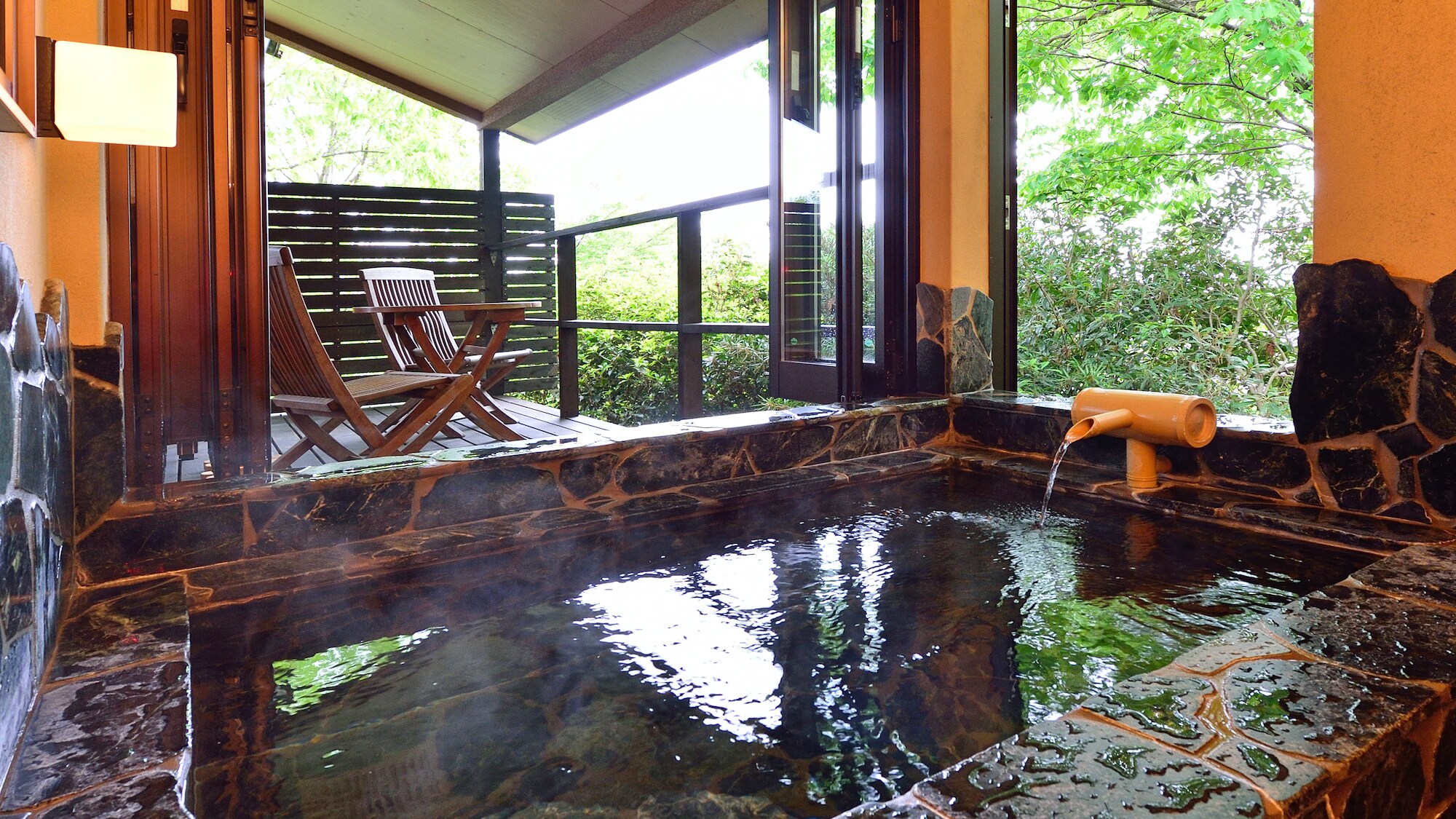 Guest room semi-open-air bath (rock)