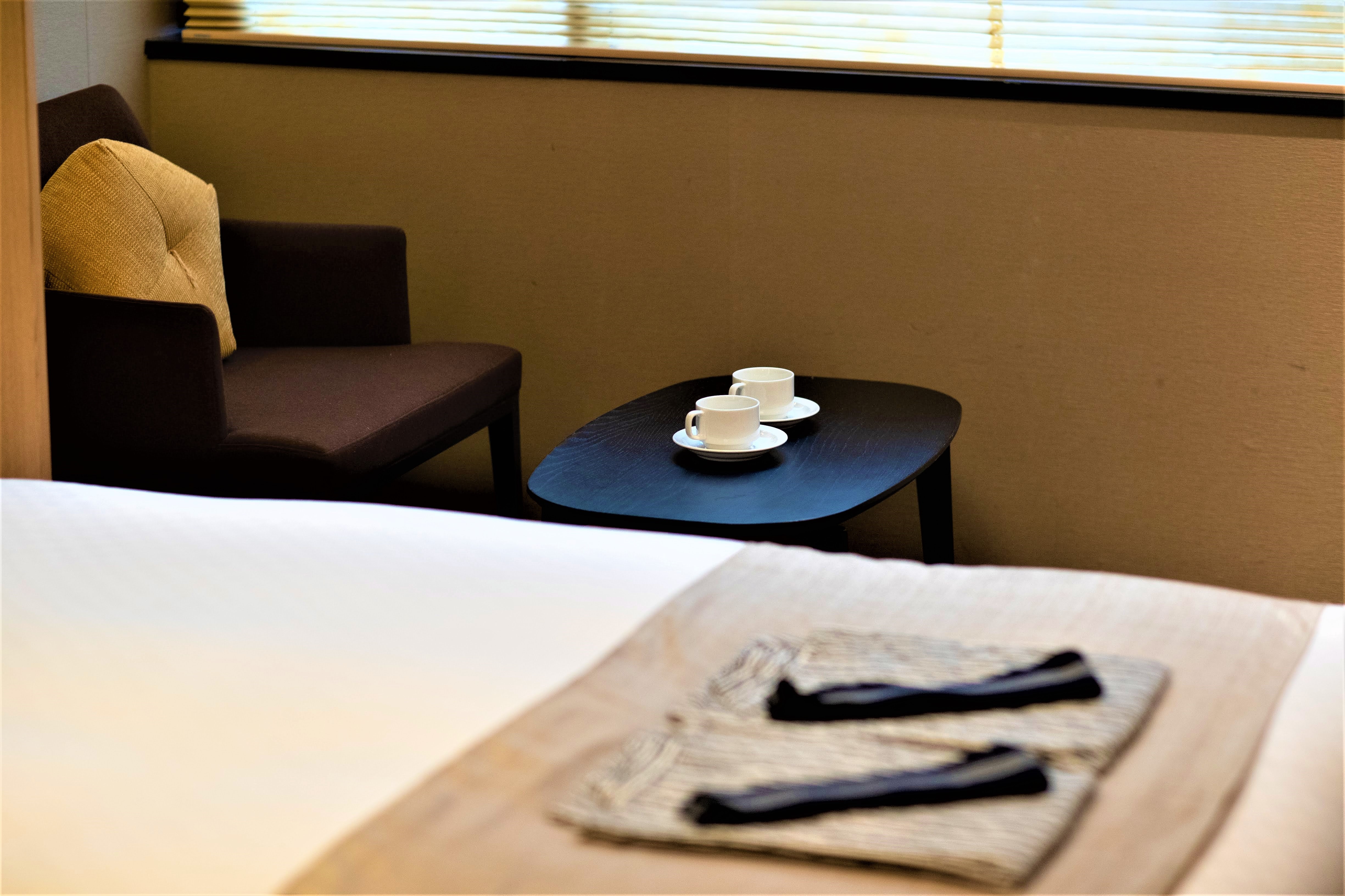 Take a relaxing break with some sencha tea and enjoy a moment of Japanese culture.