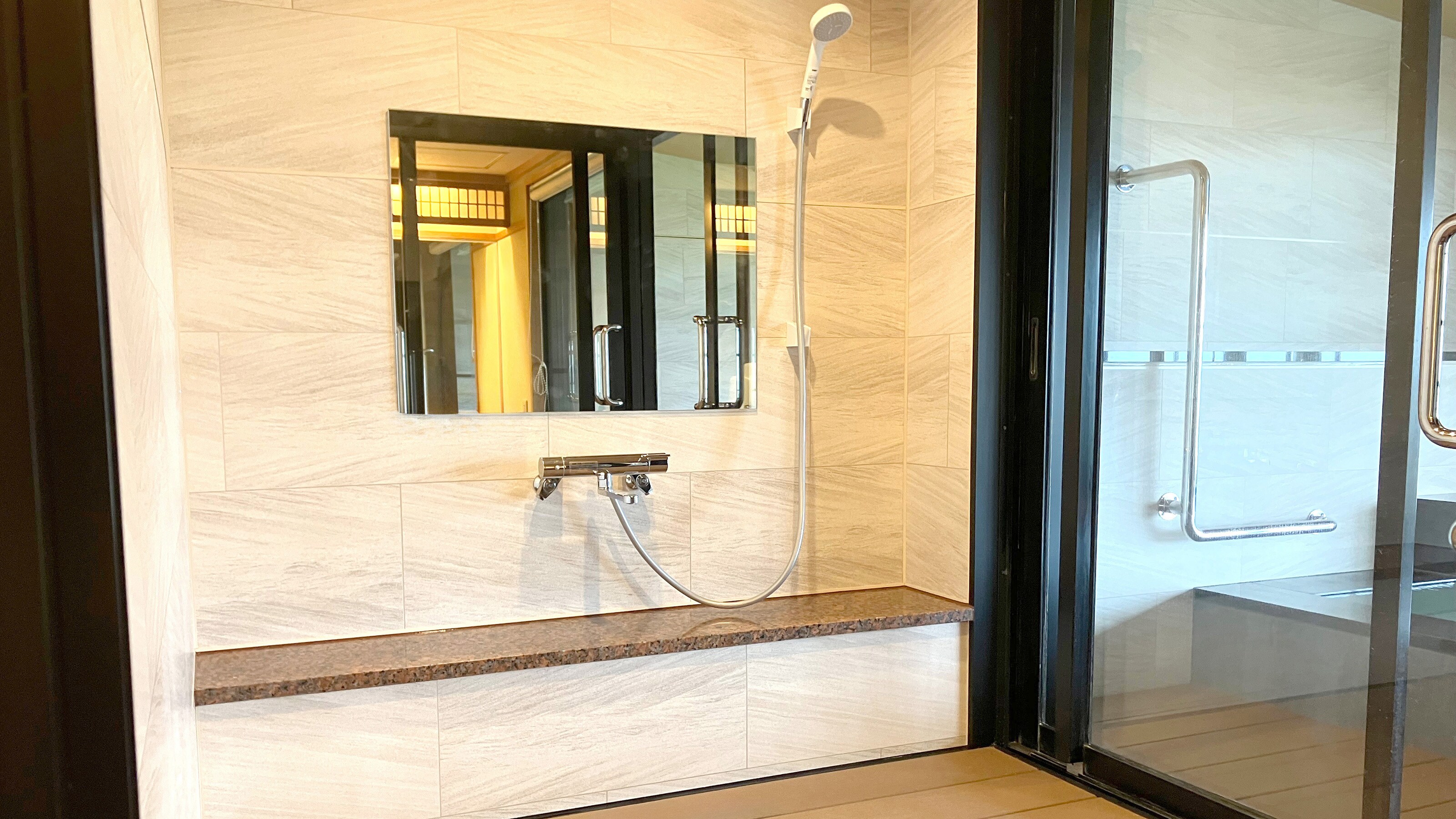 Washing area in guest room with open-air bath