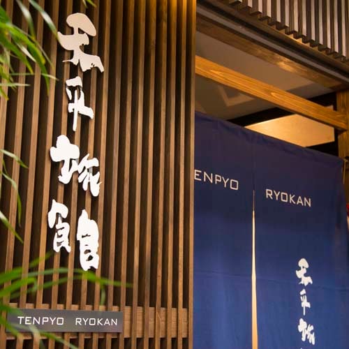 ▼2016年3月重新裝潢★建築外觀採用木質格紋結構，呈現出沉穩的連棟別墅風格。