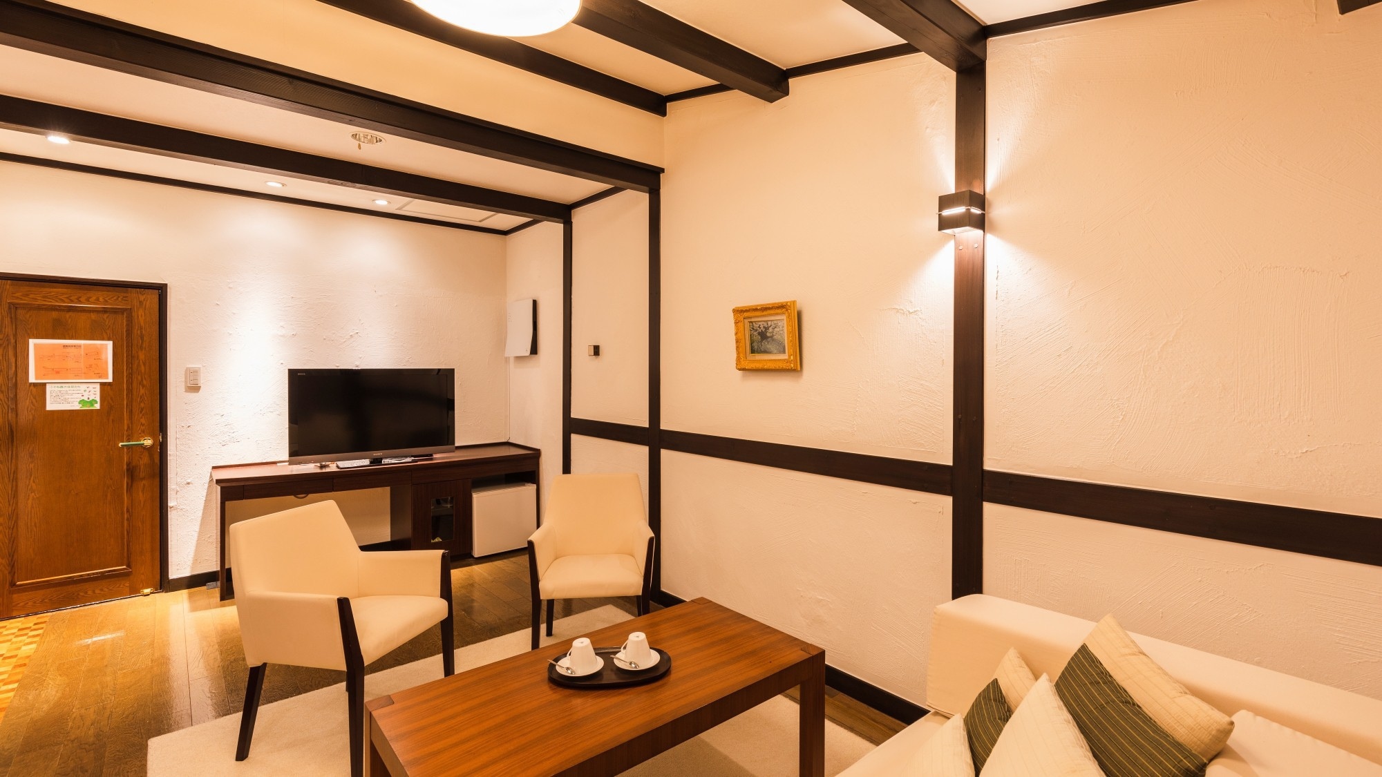 [Comfort Twin] The living room is filled with the warmth of wood and has a natural structure reminiscent of a European mountain lodge.