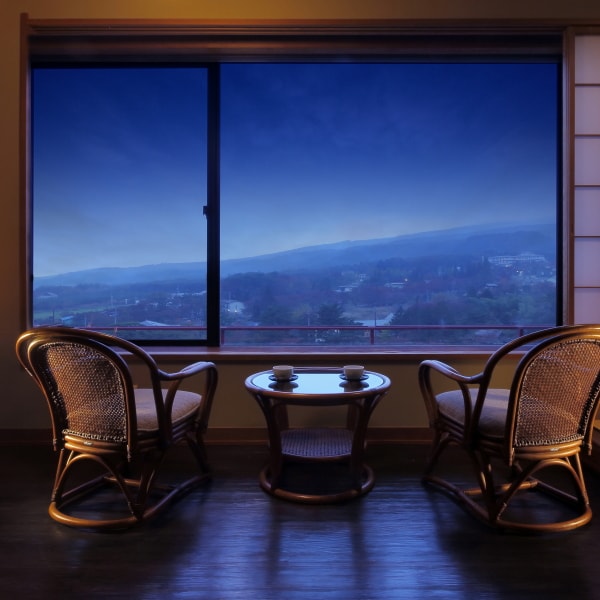 View the foot of the Adatara mountain range from the Japanese-style room on the pond side, which boasts a view (early morning)