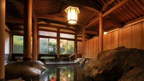 [Pemandian Besar Tenpyo (Properti Budaya Terdaftar)] Terbuat seluruhnya dari kayu cemara, ini adalah yang terbesar di jenisnya di Jepang. Silakan bersantai dalam suasana yang khidmat.