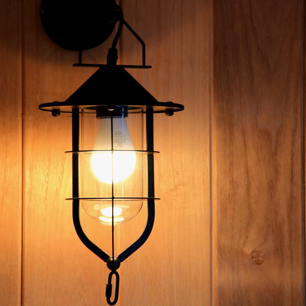The scent of wood and the rustic lighting are soothing.