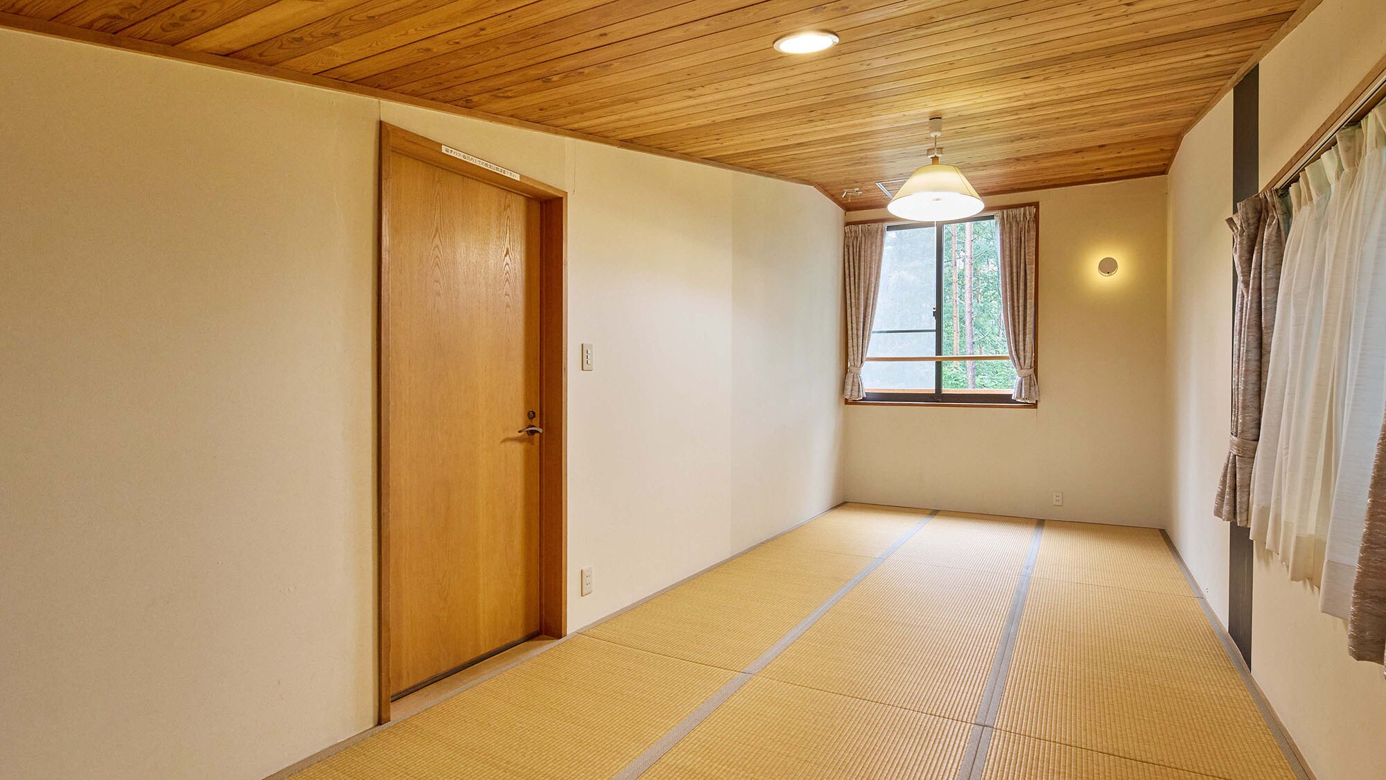 ・[Shionboshi] 12-tatami Japanese-style bedroom on the second floor. It is spacious and can accommodate up to 7 people.