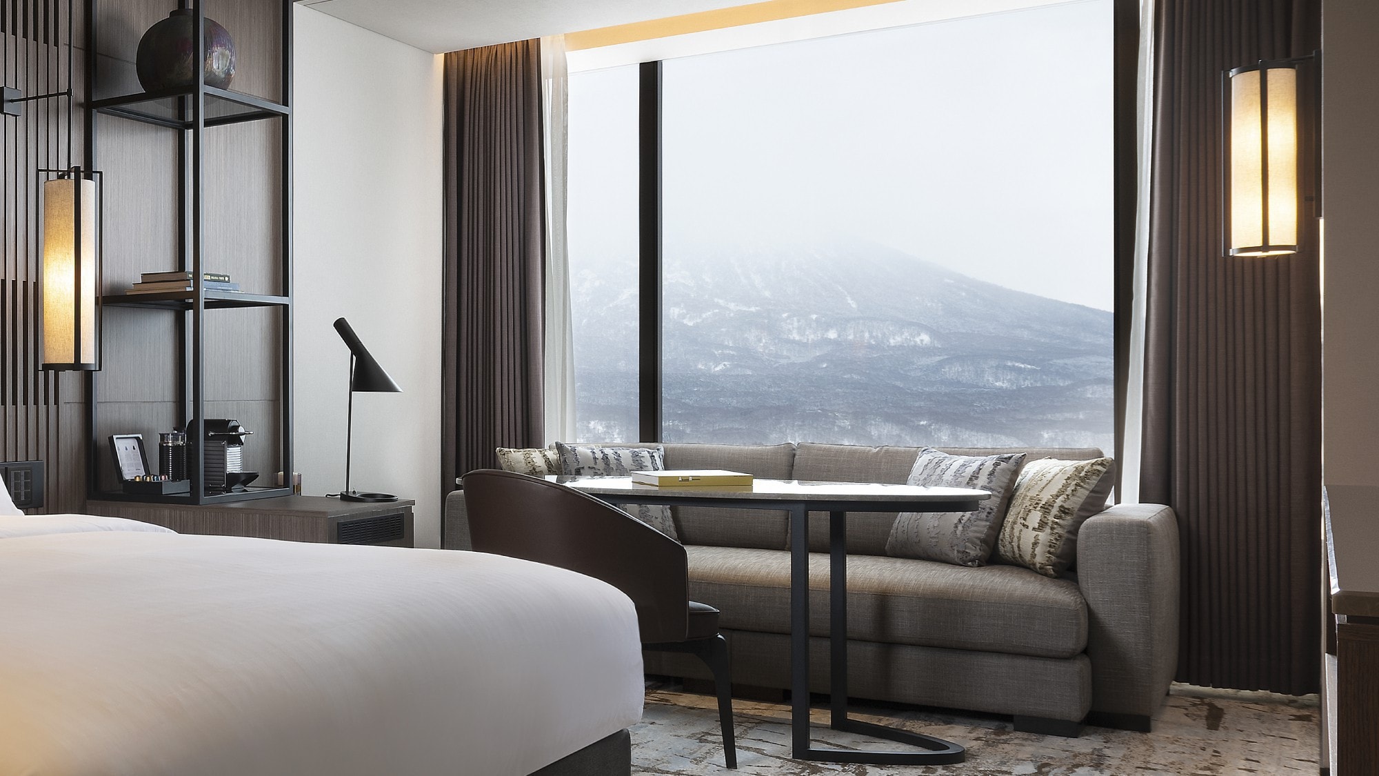 Terhubung langsung dengan Resor Ski Desa Niseko, sebuah hotel resor yang dikelilingi oleh keindahan alam Gunung Yotei dan Niseko Annupuri