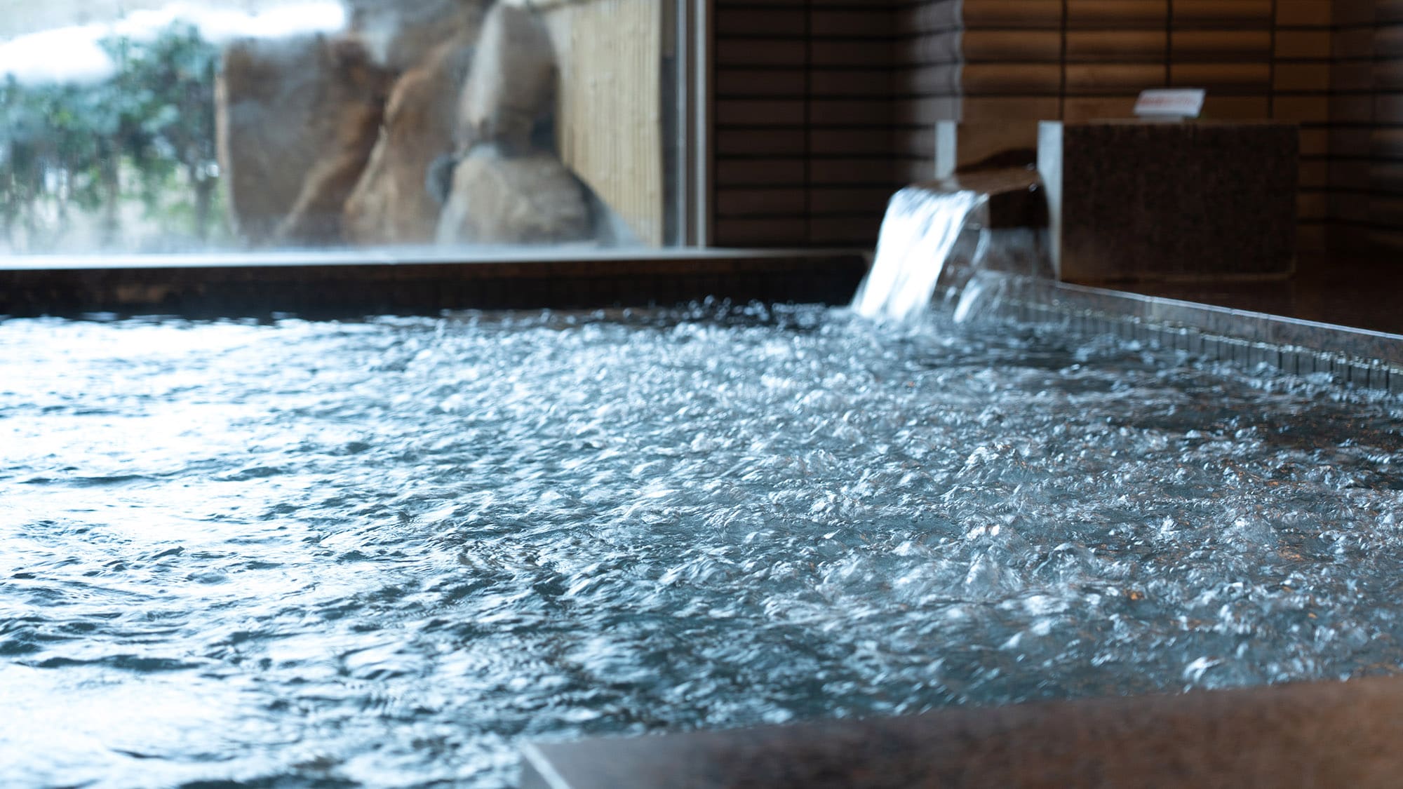 ・[Large public bath] The clear, colorless water is a simple, weakly radioactive spring. It is expected to have effects such as relieving fatigue and improving immunity.