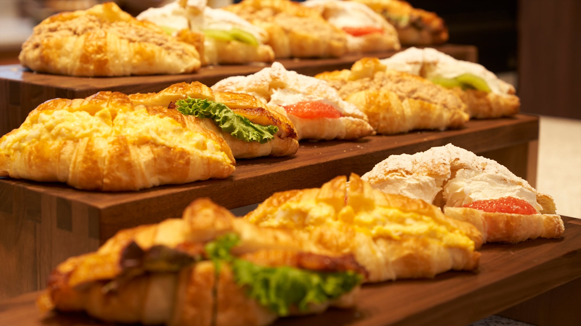 [Bữa sáng] Ngoài các nguyên liệu tiêu chuẩn, chúng tôi còn giới thiệu bánh mì sừng bò trái cây với trái cây theo mùa.