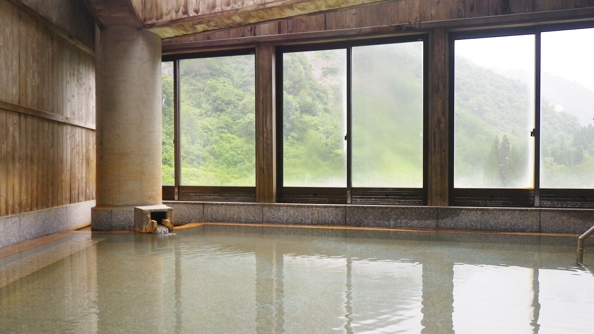 * [Large communal bath] From the open windows, you can enjoy the scenery of the four seasons.