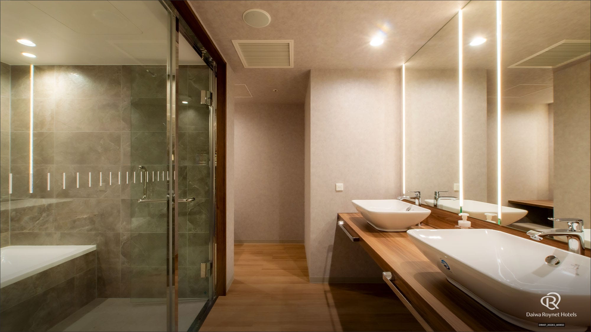 Bathroom (Executive, Junior Suite)