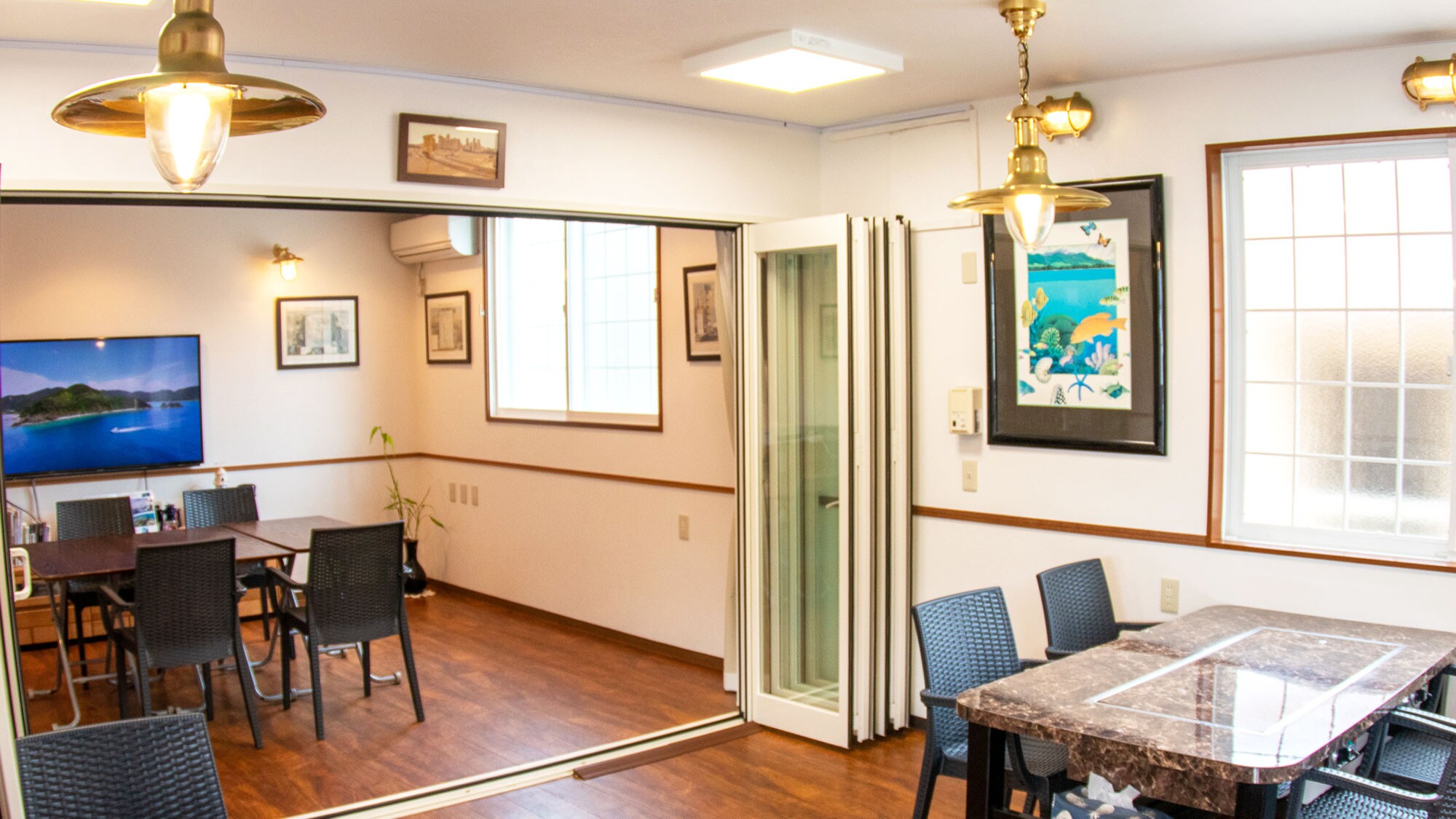[Restaurant] Breakfast and dinner are served here.