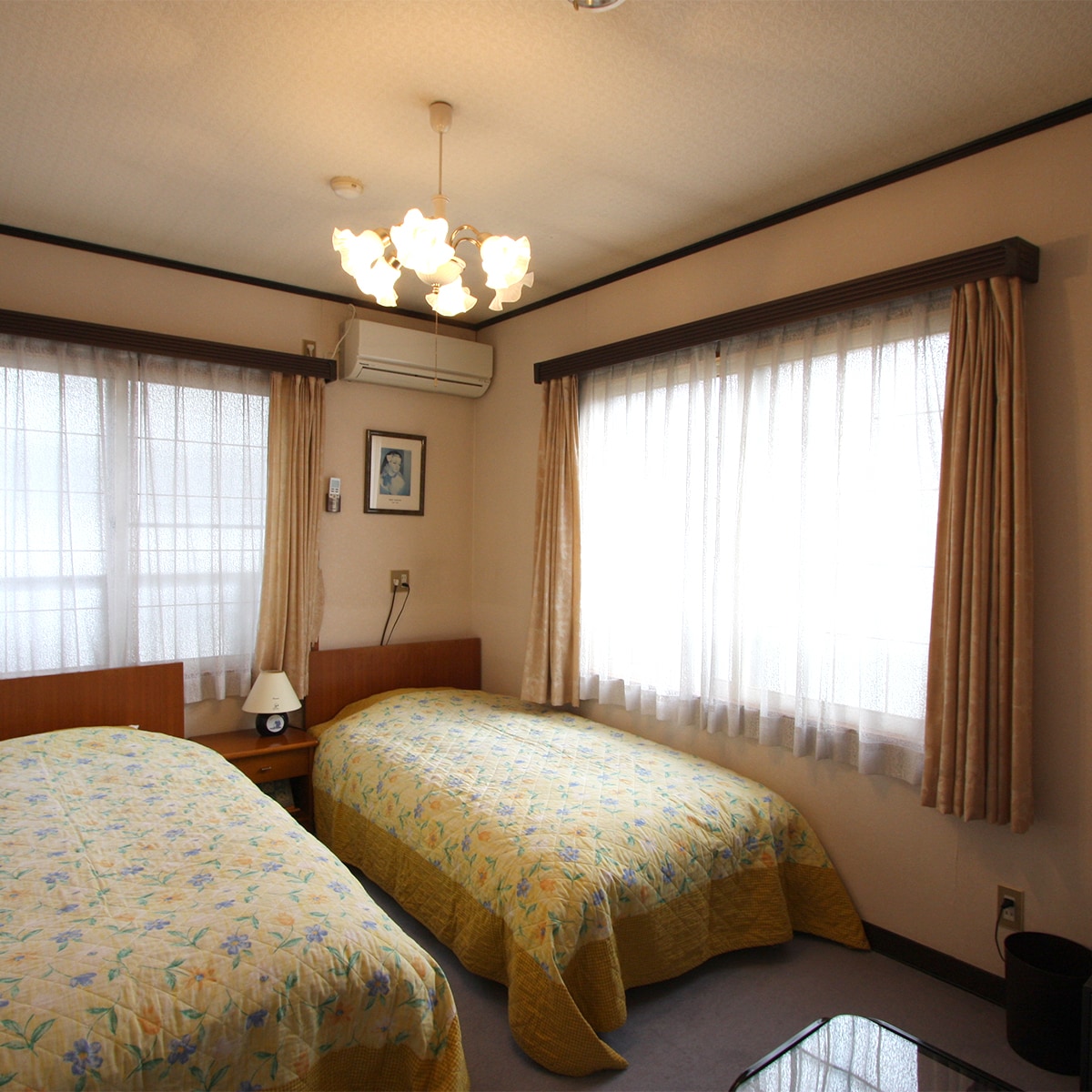 Twin room with bath and toilet