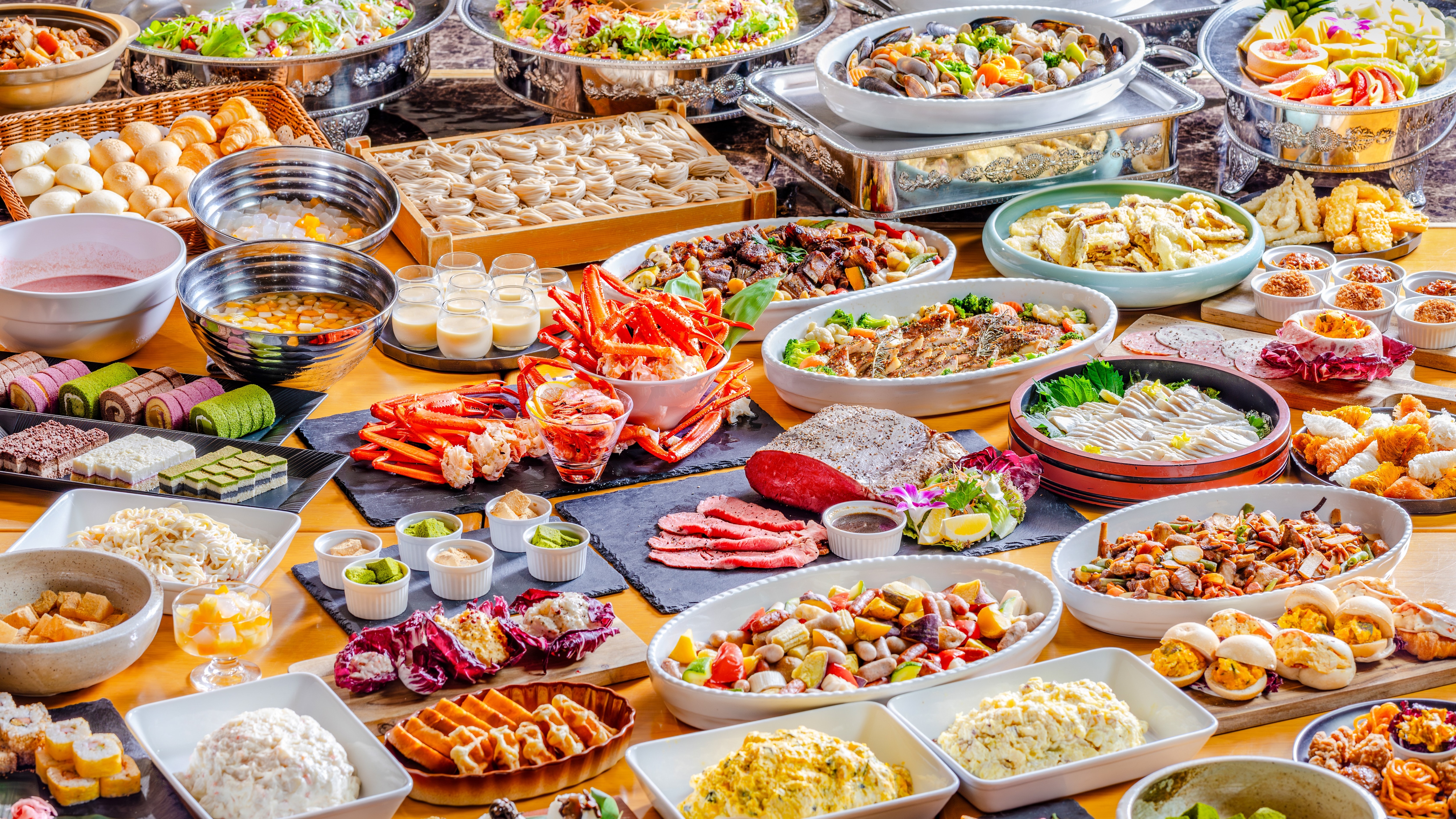 【夕食】＜バイキング＞約50種類の和洋中バイキング。旬の食材を使用した特製メニューが盛りだくさん♪