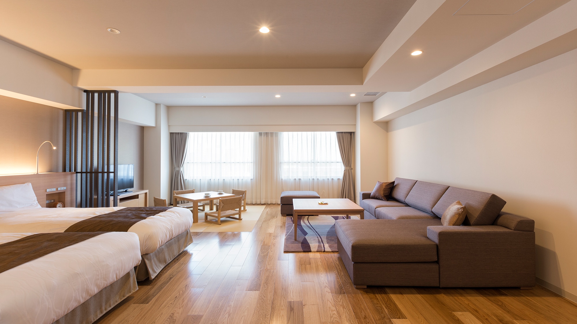 [Heisei Modern Japanese and Western Room] This is an open room with no partitions and light shines through the entire room through large windows.