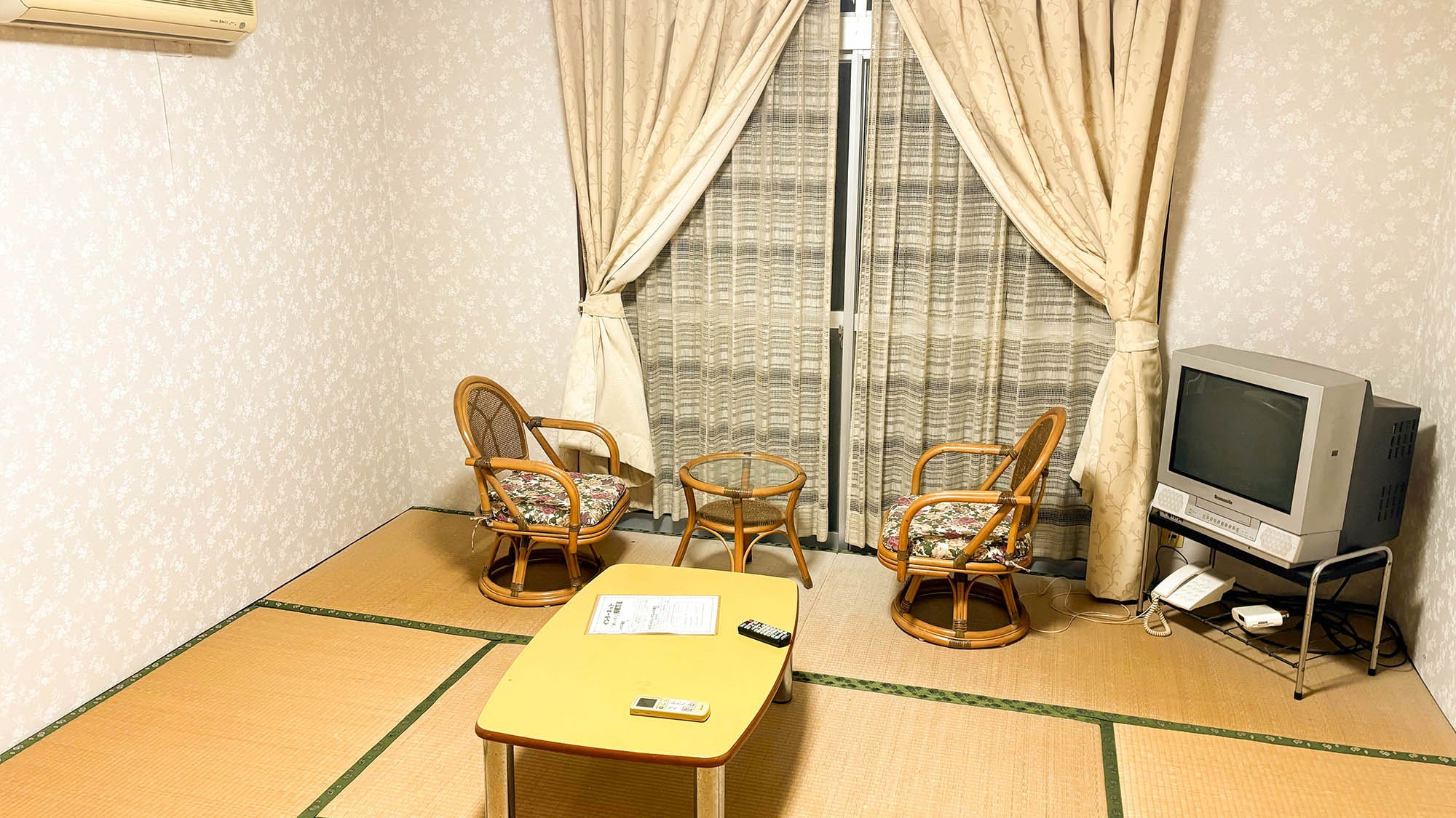 ・[Japanese-style room 8 tatami mats (simple Western style) / 101] Take a breather in an old-fashioned Japanese-style room. Feel safe in a room with a toilet