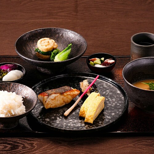 早上起床時，享用使用大量瀨戶內時令風味的日式早餐。