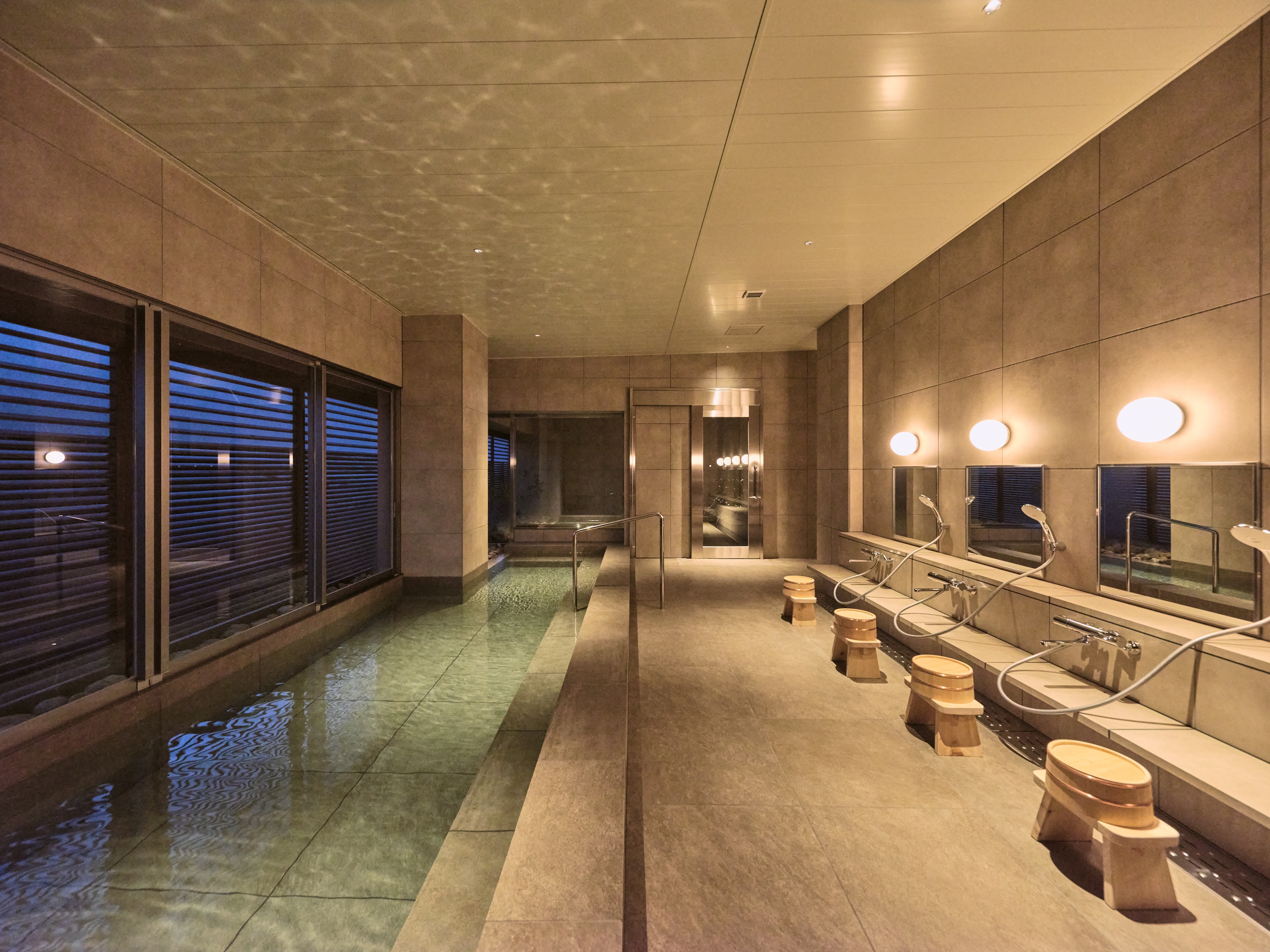 Women's large indoor bath
