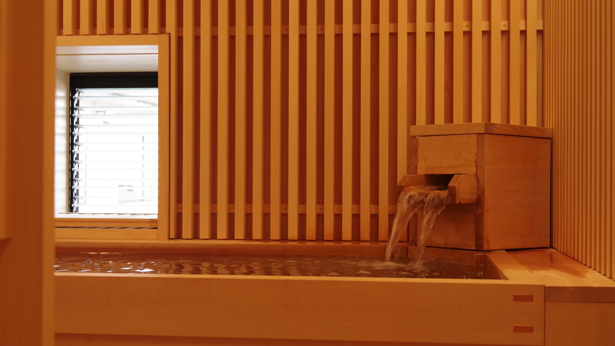 <ห้องพักแบบญี่ปุ่น-ตะวันตก "ซุยอุน" > แน่นอนว่าอ่างอาบน้ำก็ยังใช้น้ำพุร้อนจากทะเลสาบชินจิอีกด้วย