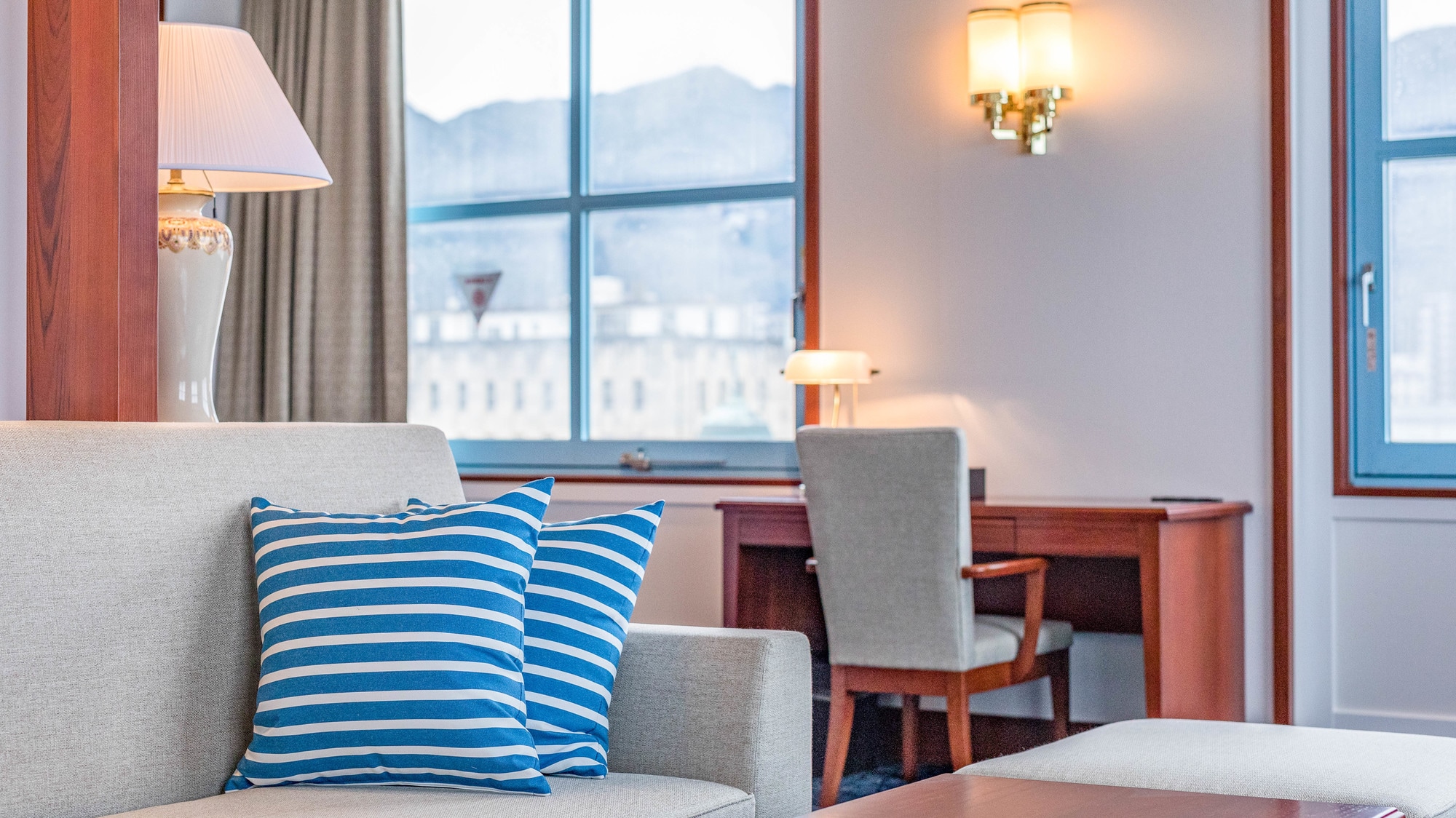 [Premier Floor] Premier Strait Suite [在客房的沙發上欣賞壯麗的關門海峽，享受優雅的時光]