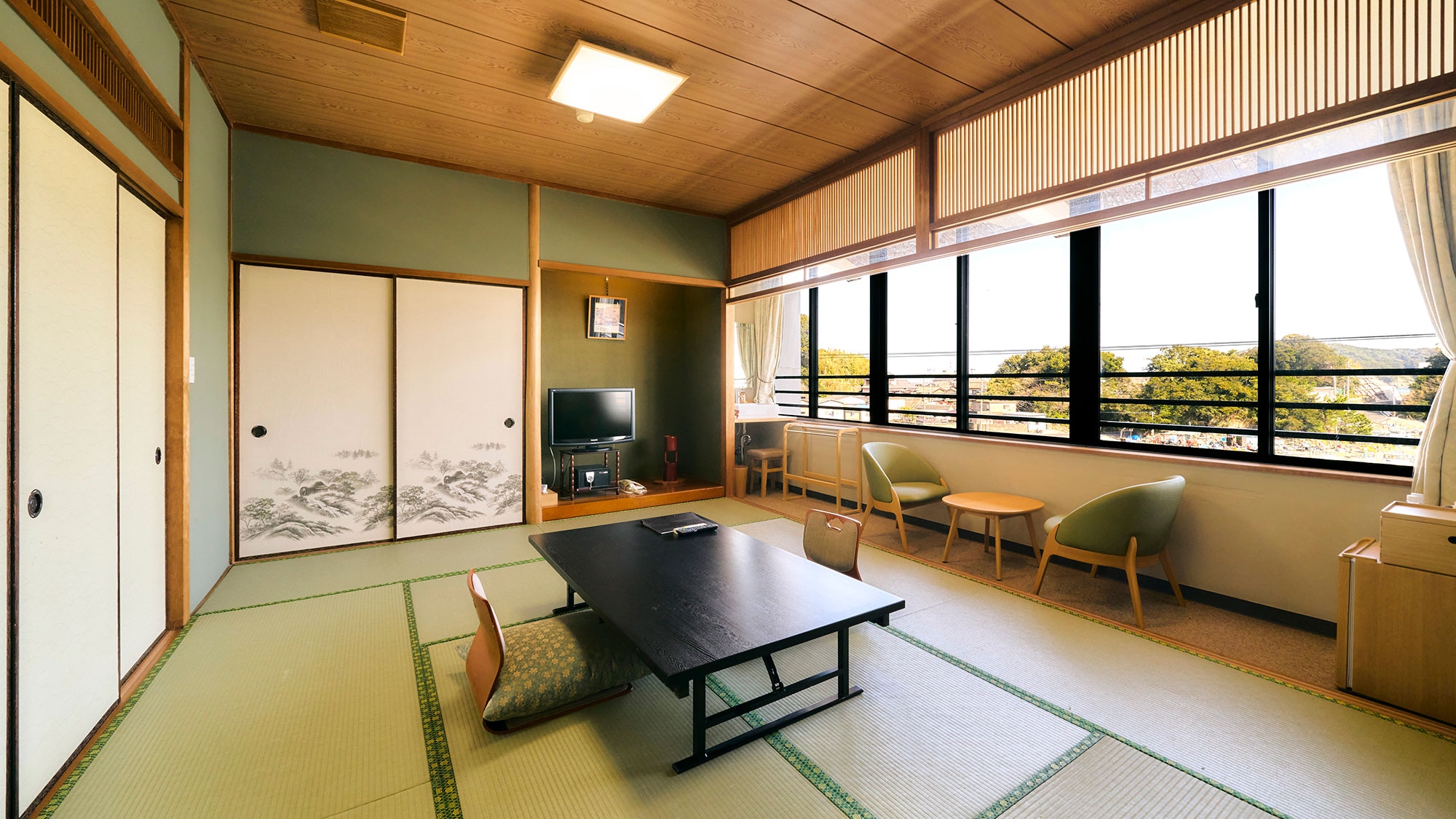 ・[Japanese-style room with 12 tatami mats] A room where you can relax and enjoy the sound of the waves.