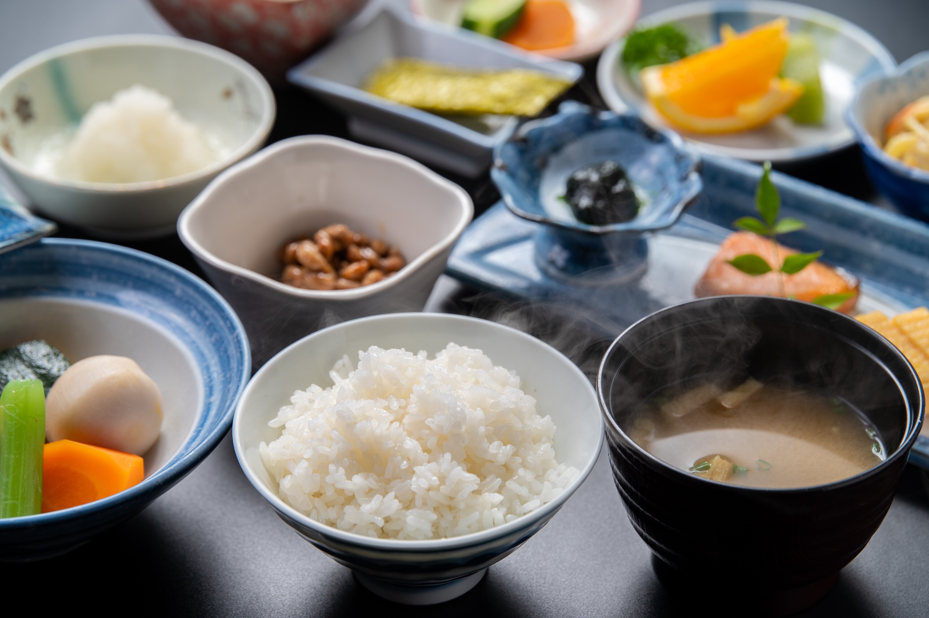 [Japanese breakfast] A wide variety of side dishes that go well with white rice (sample menu)