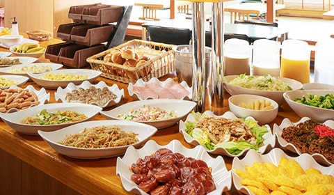 ◆ A breakfast buffet with over 60 dishes handmade by local mothers
