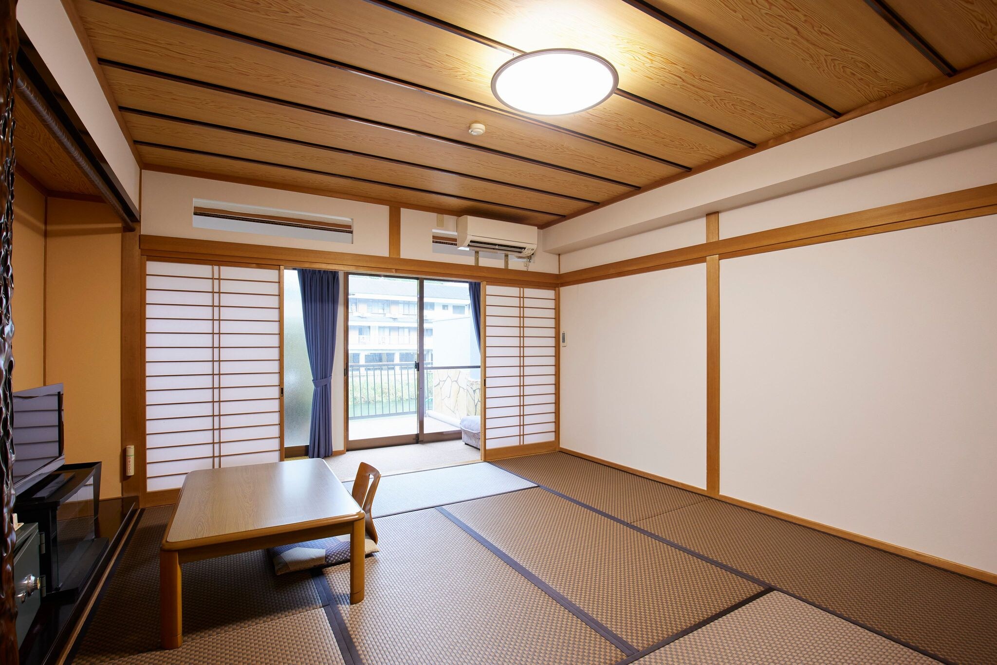 [Kamar bergaya Jepang dengan 10 tikar tatami (3F)] Kamar yang luas direkomendasikan untuk bepergian dengan teman.