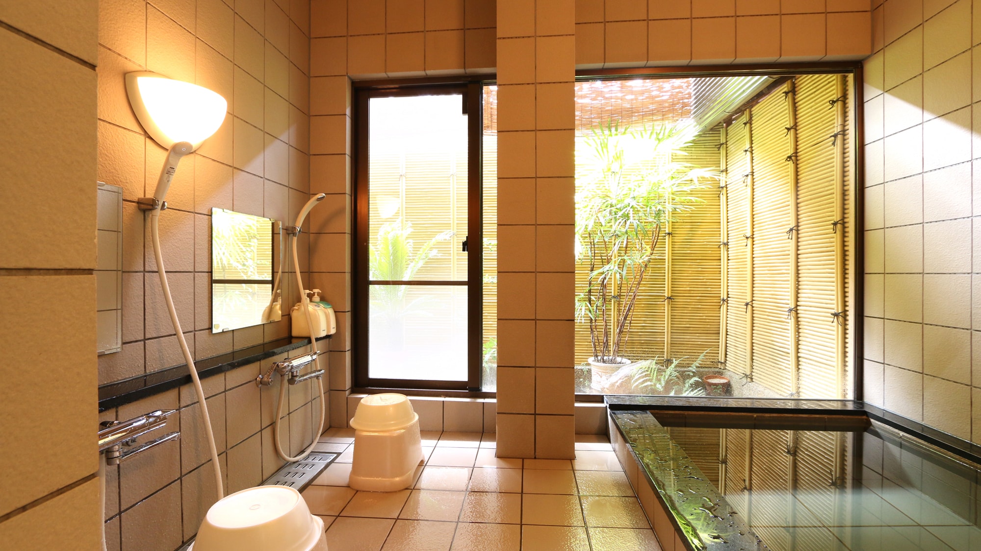 Silakan bersantai di kamar mandi kami yang baru direnovasi dan bersih.