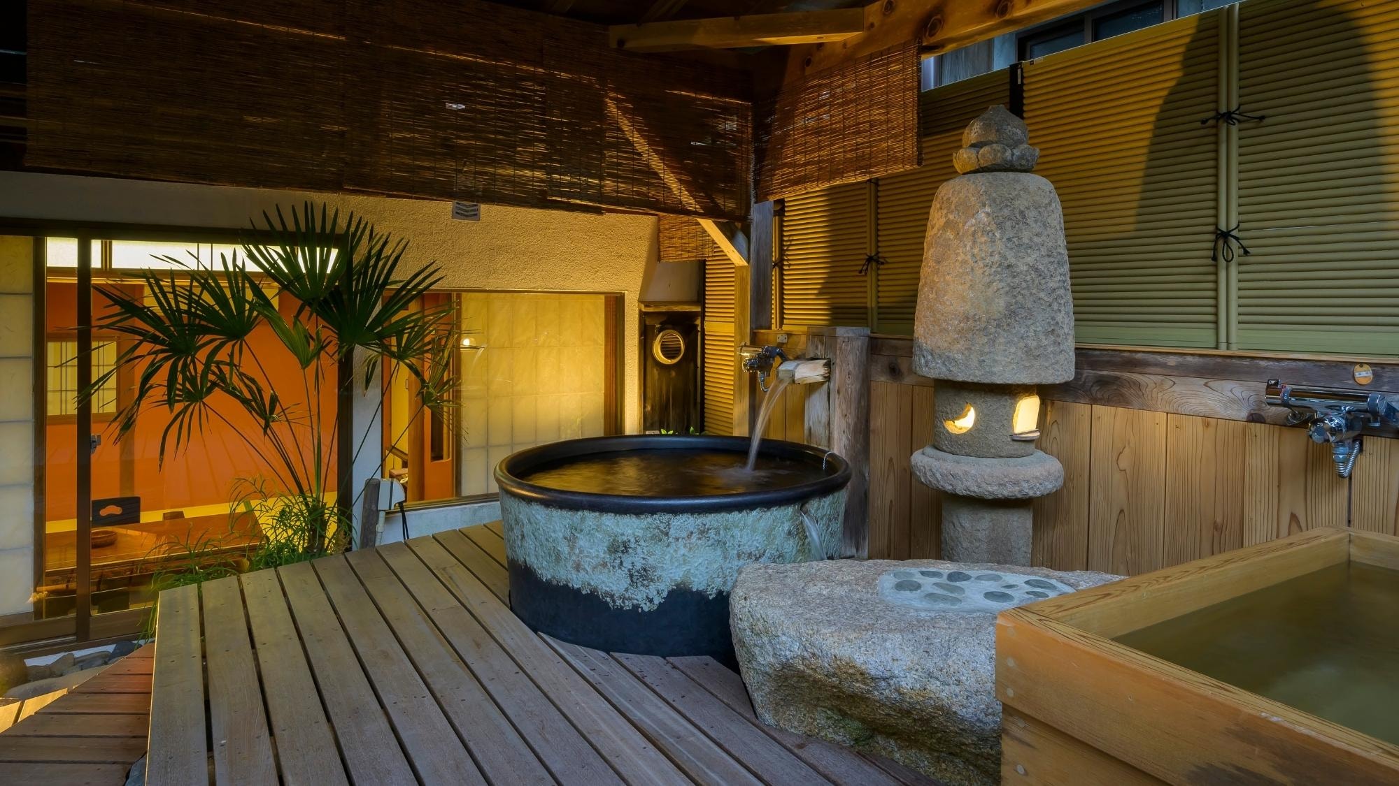 在两个露天浴池中，您可以聆听河水的潺潺声，享受自由流动的温泉【水泉之间】。