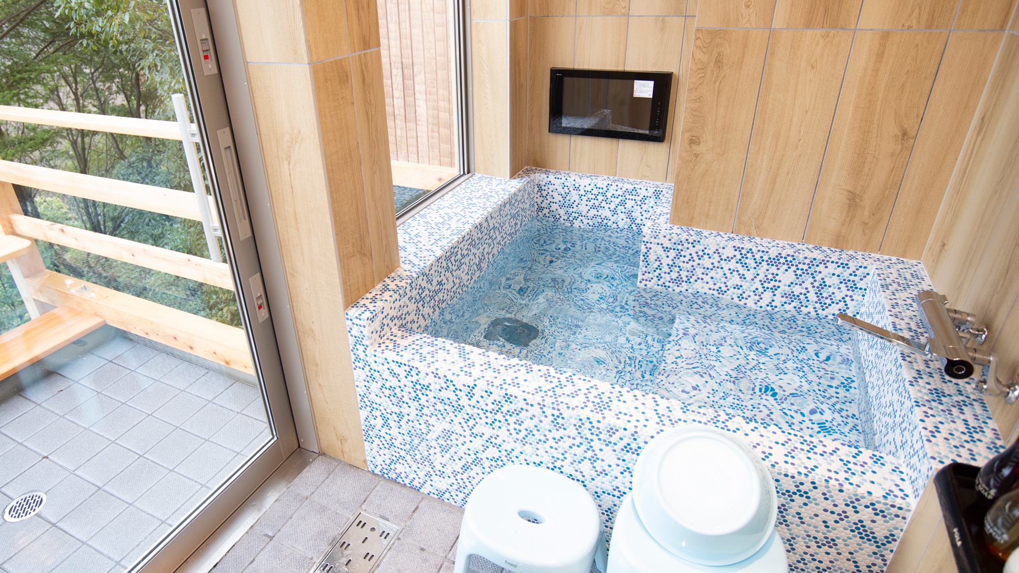 [Family suite room with Infiniti Kinsen open-air bath] Room bath with TV (with shower and bathroom heating)