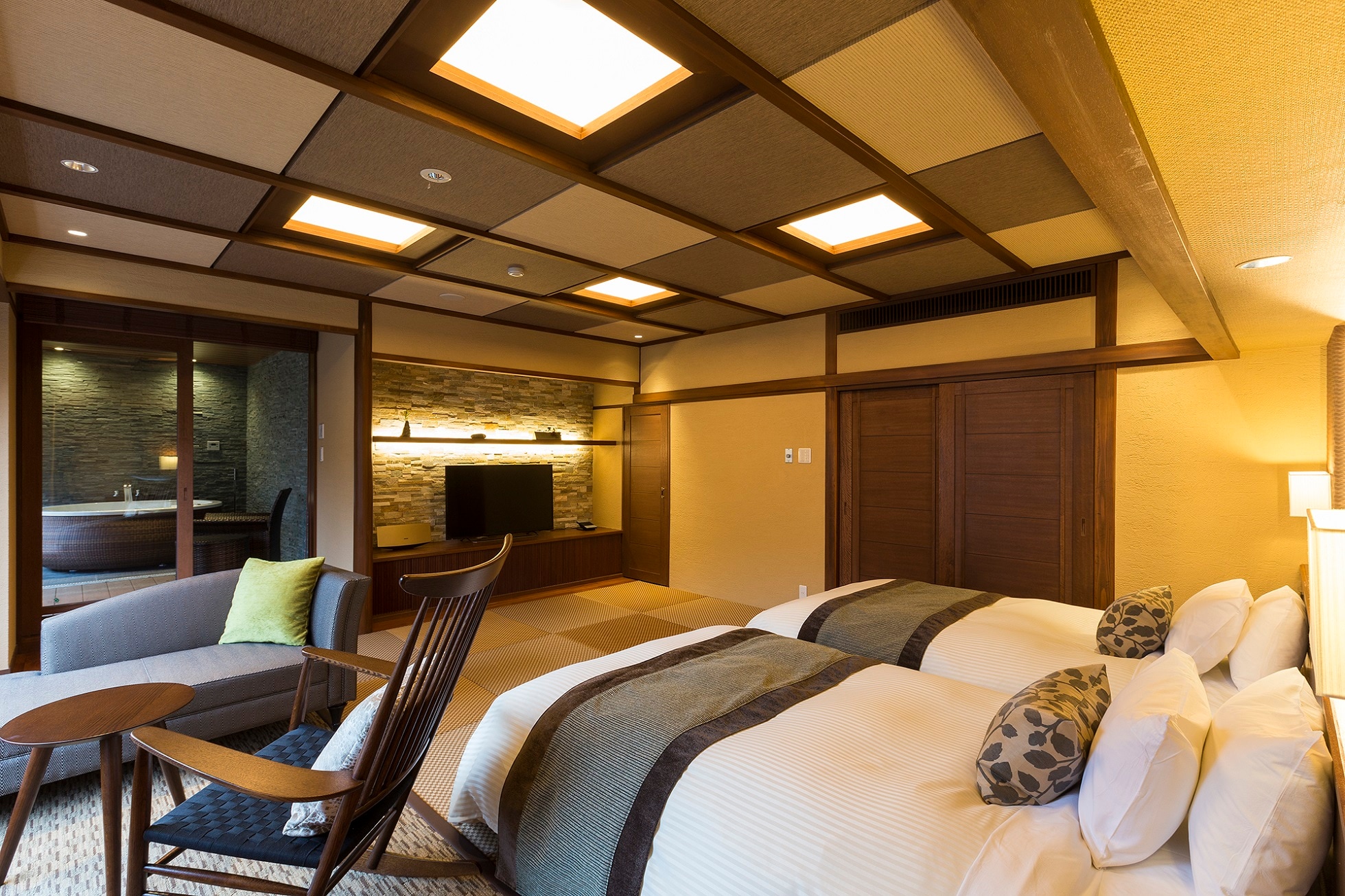 【本館：日式現代雙床房】有一張雙床房，配有按摩浴缸（示例）。