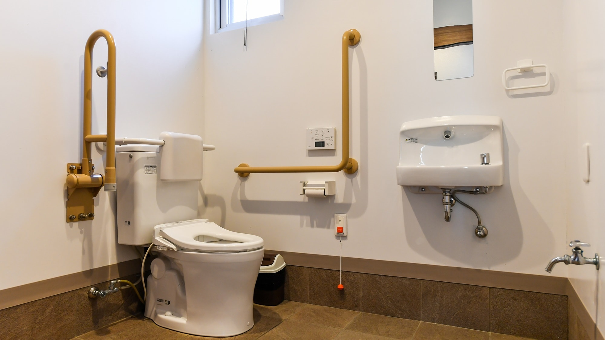 [Other facilities in the building] Universal toilet