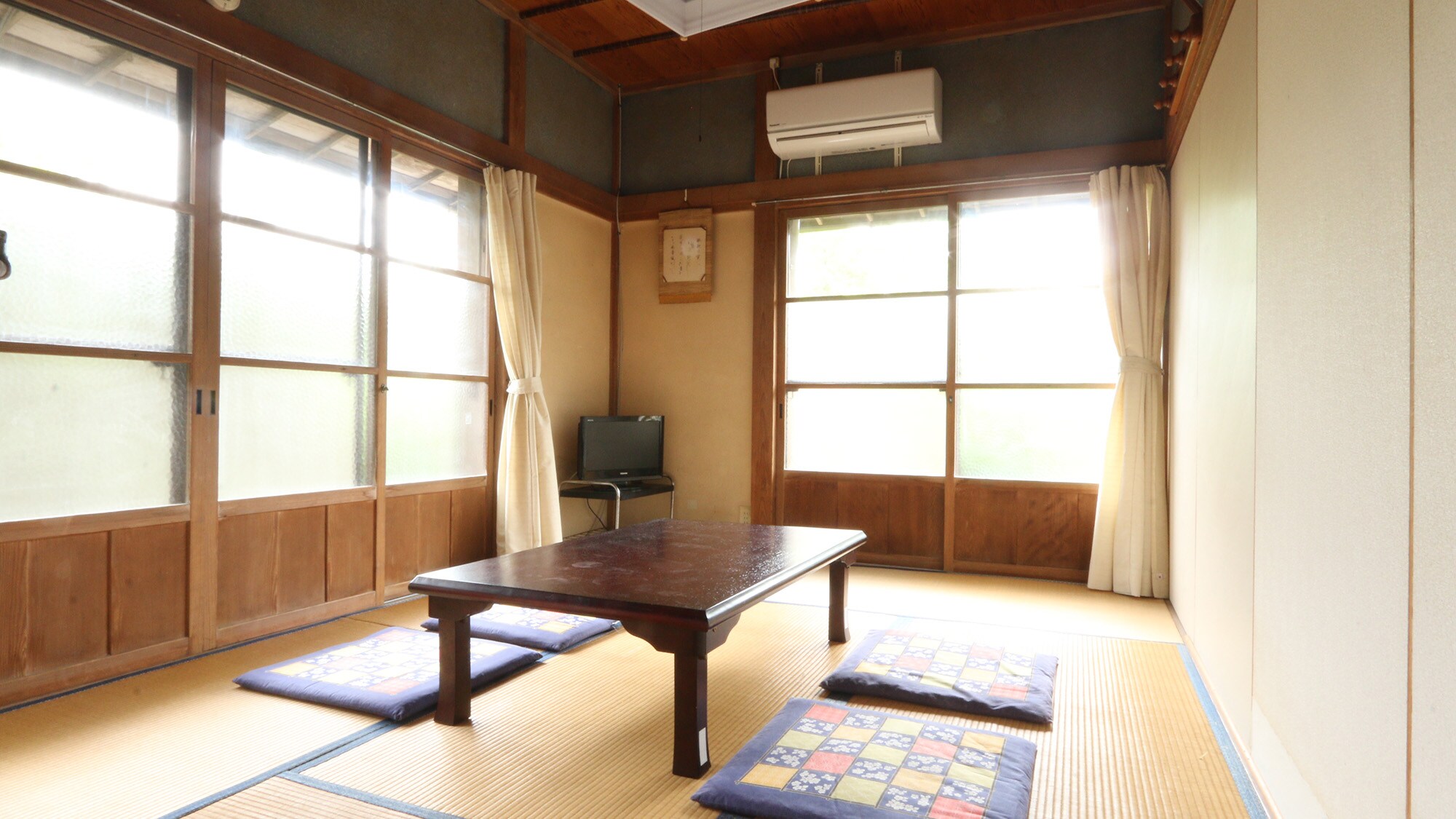 Japanese-style room (6 tatami mats)