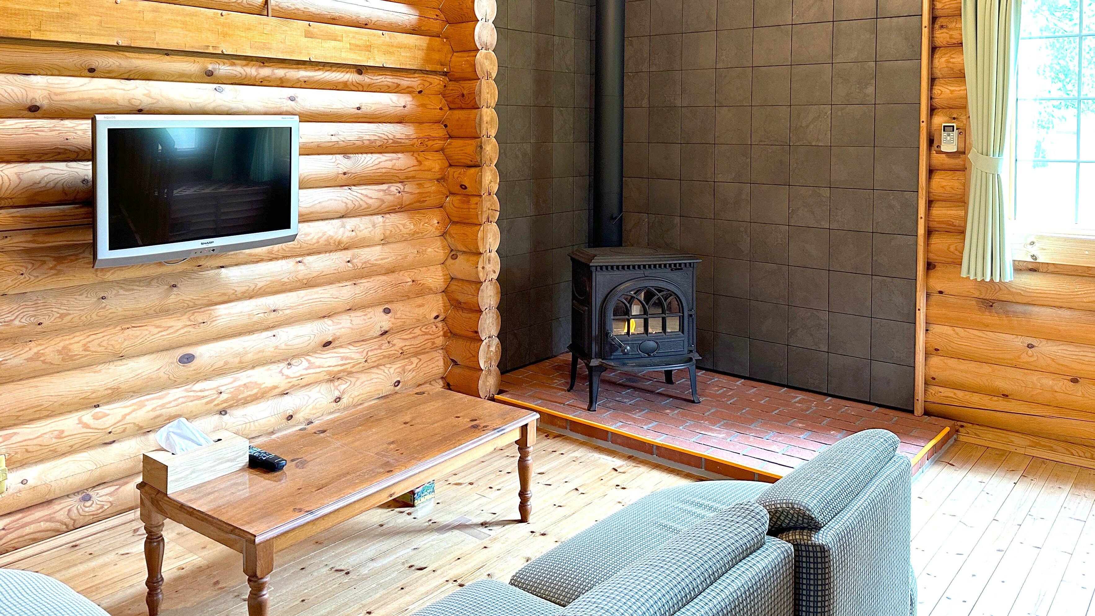 带木火炉的小屋