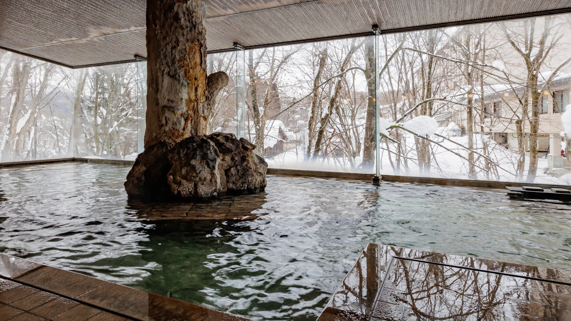 [Men's large bath] The snowy scenery is reflected in the windows, creating a very atmospheric large bath.
