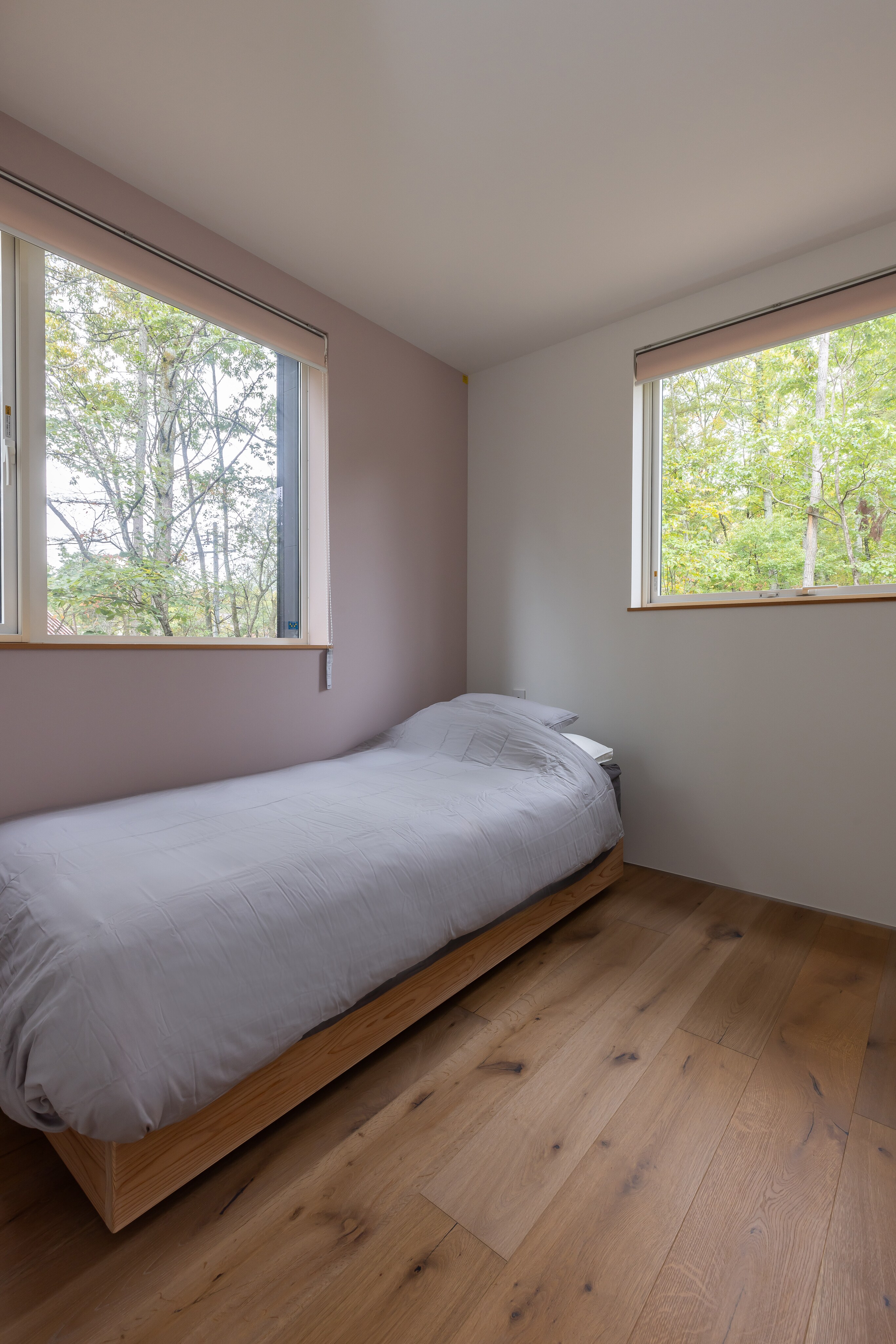 [Entire building available for rent x 6 private rooms] Each room has a single bed, toilet, shower and washbasin.