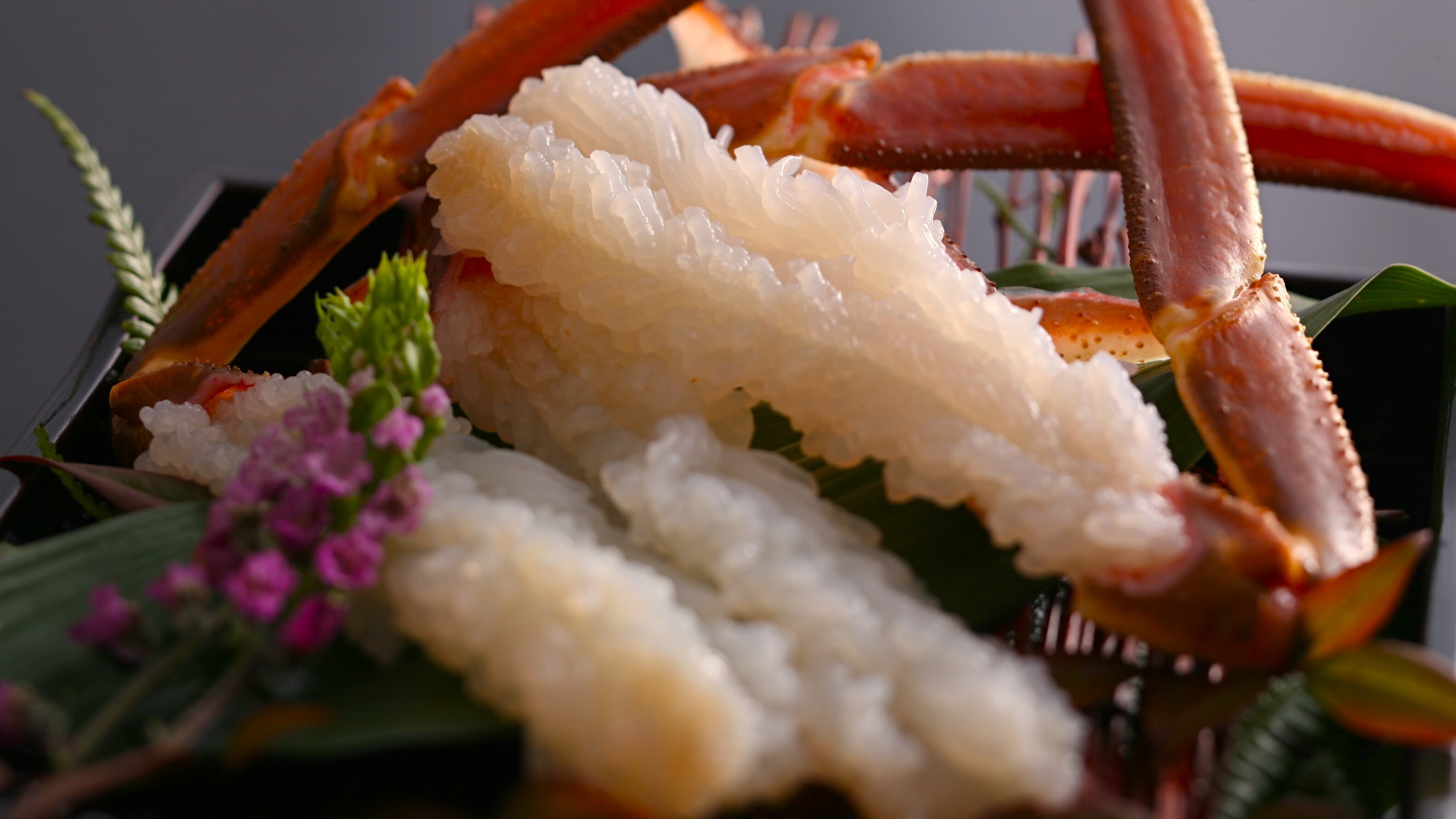 【螃蟹刺身】如花朵般美丽的活蟹刺身。