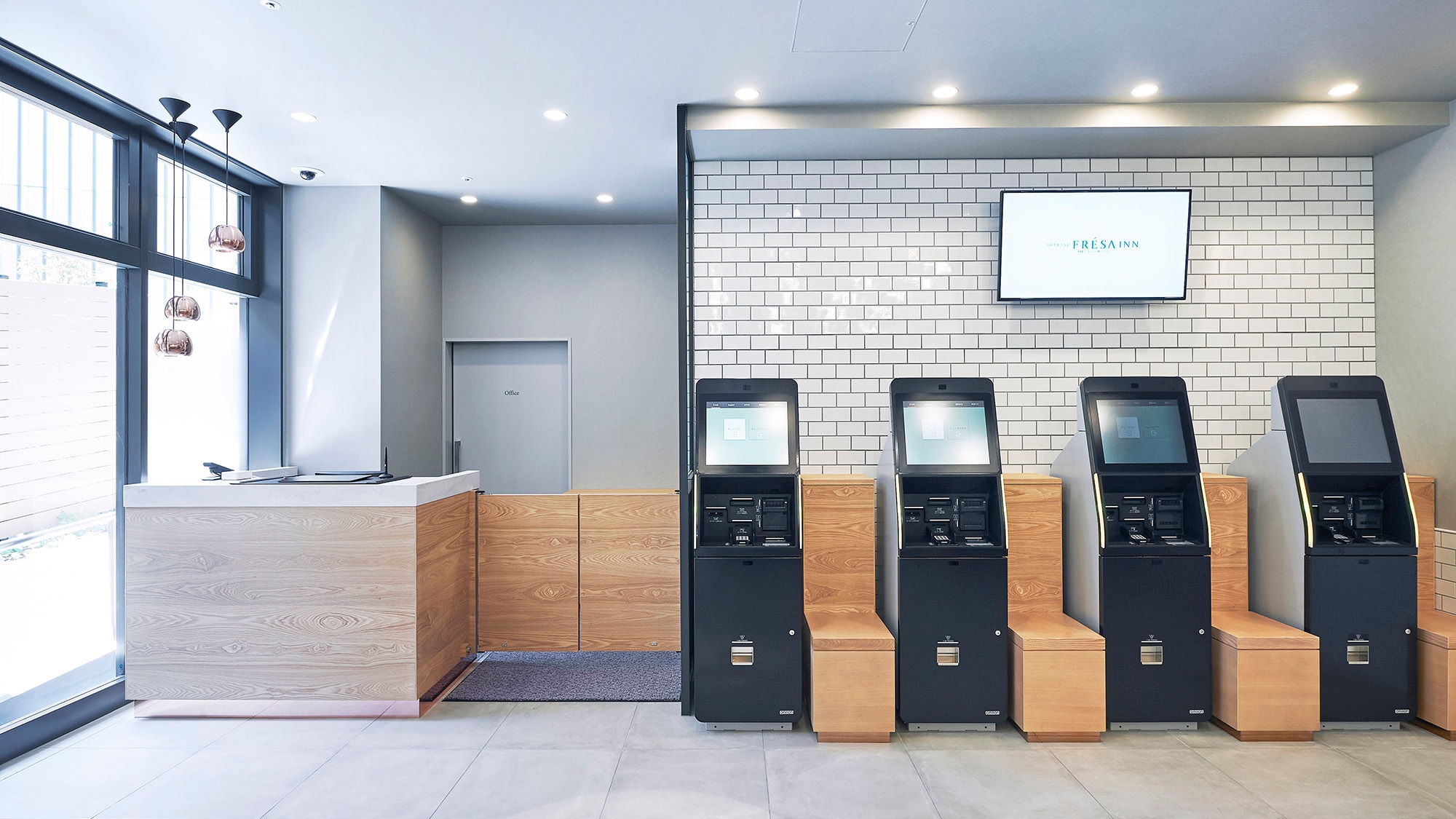 ・[Front] An automatic check-in machine is installed next to the staffed counter
