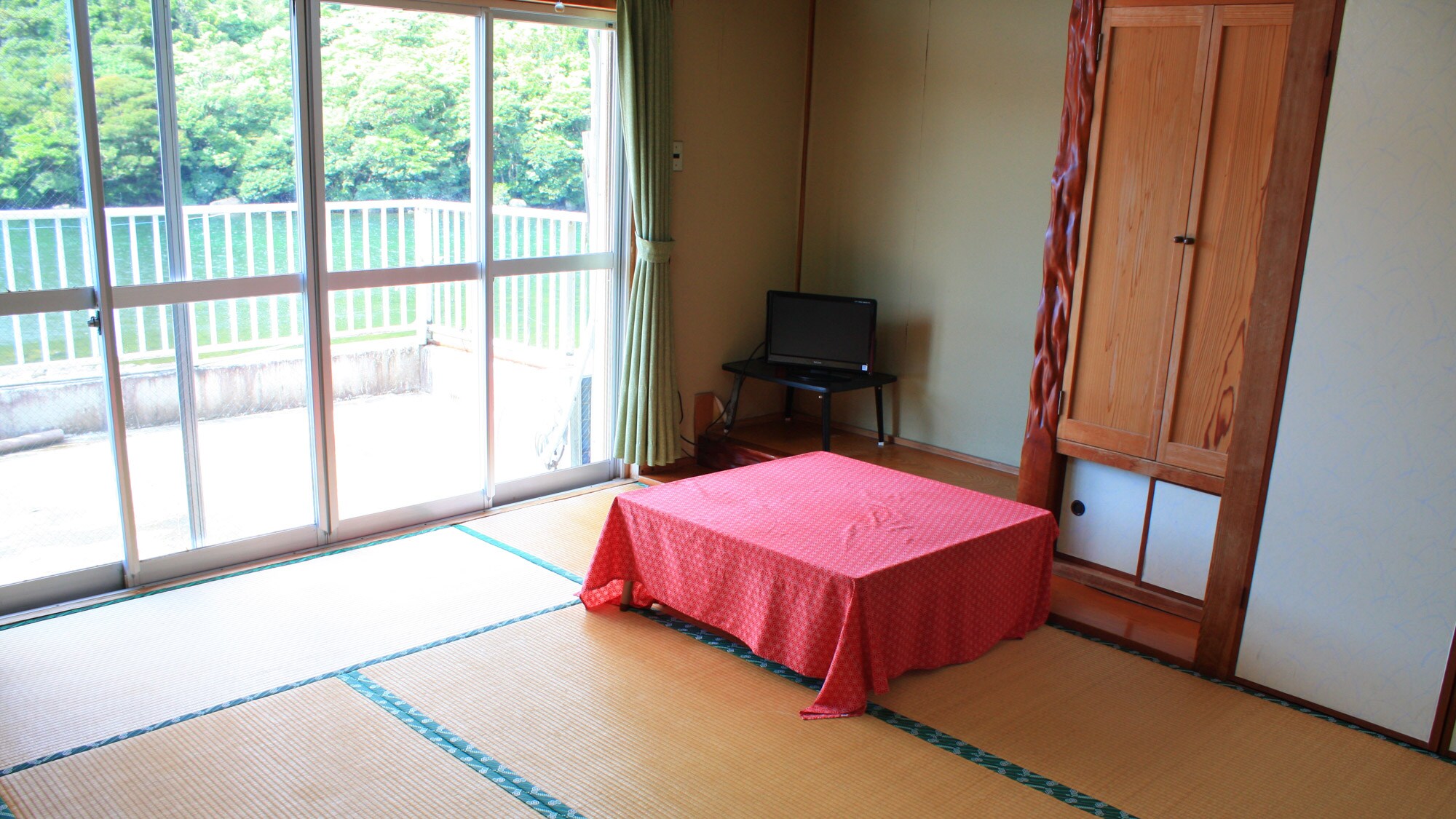*[Example of a Japanese-style room] Please relax while looking out at the Anbo River.